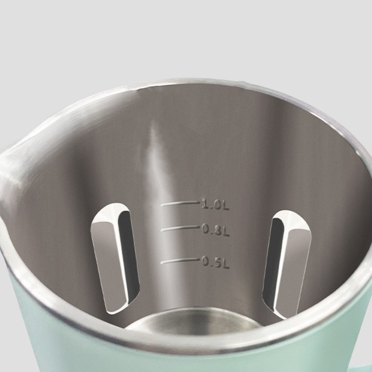 Inneres eines teal-farbenen Wasserkochers. Die Innenseite hat Fülllinien für 0,5, 0,8 und 1,0 l.
