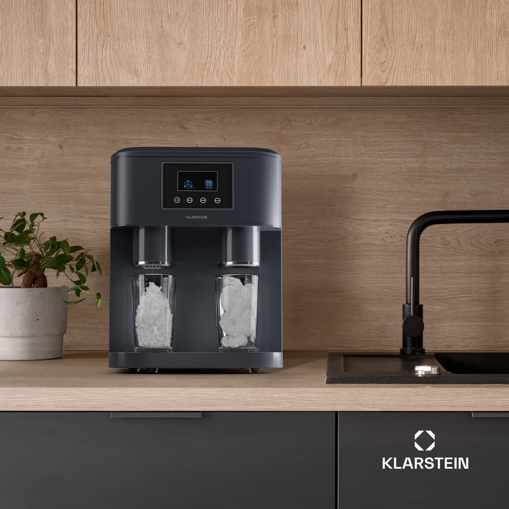 Ein Eismaschine auf einer Holztheke mit Eis in Gläsern. Rechts ist ein Wasserhahn.