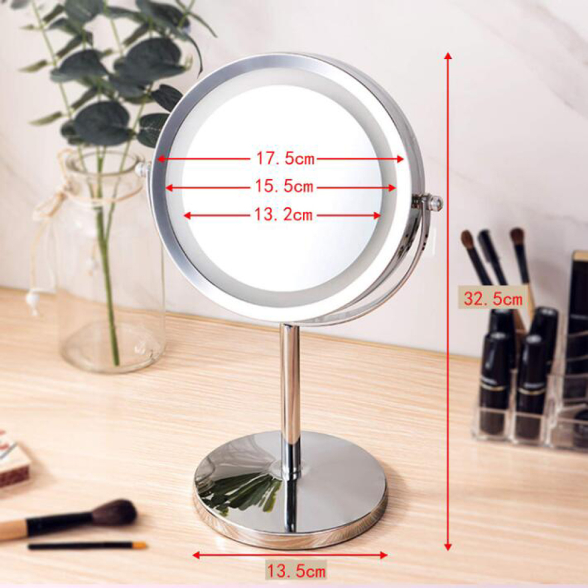 Ein beleuchteter Schminkspiegel mit Maßen, Bürsten und Make-up auf einem Tisch.