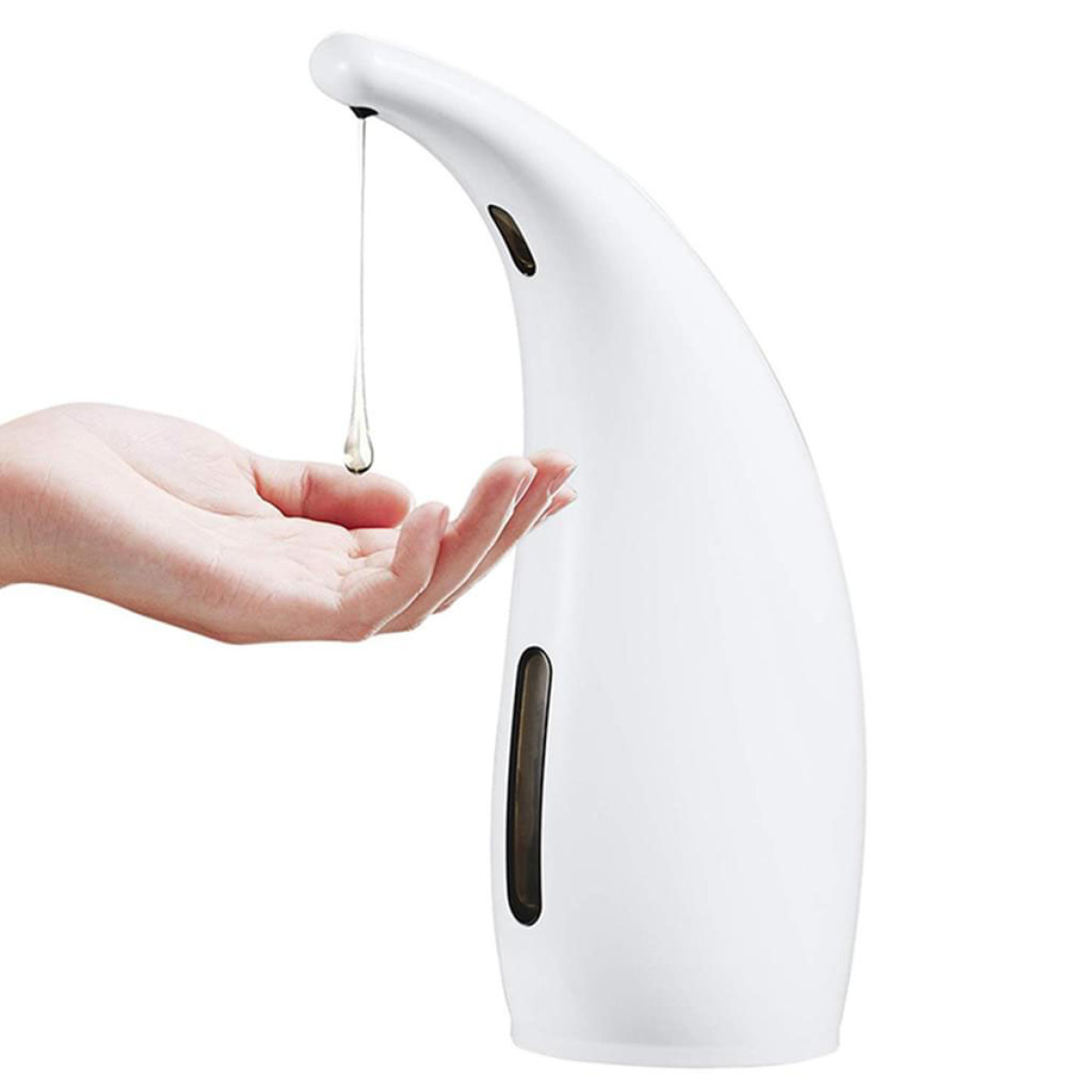 Ein weißer automatischer Seifenspender, der Flüssigseife auf eine Hand abgibt, auf weißem Hintergrund.