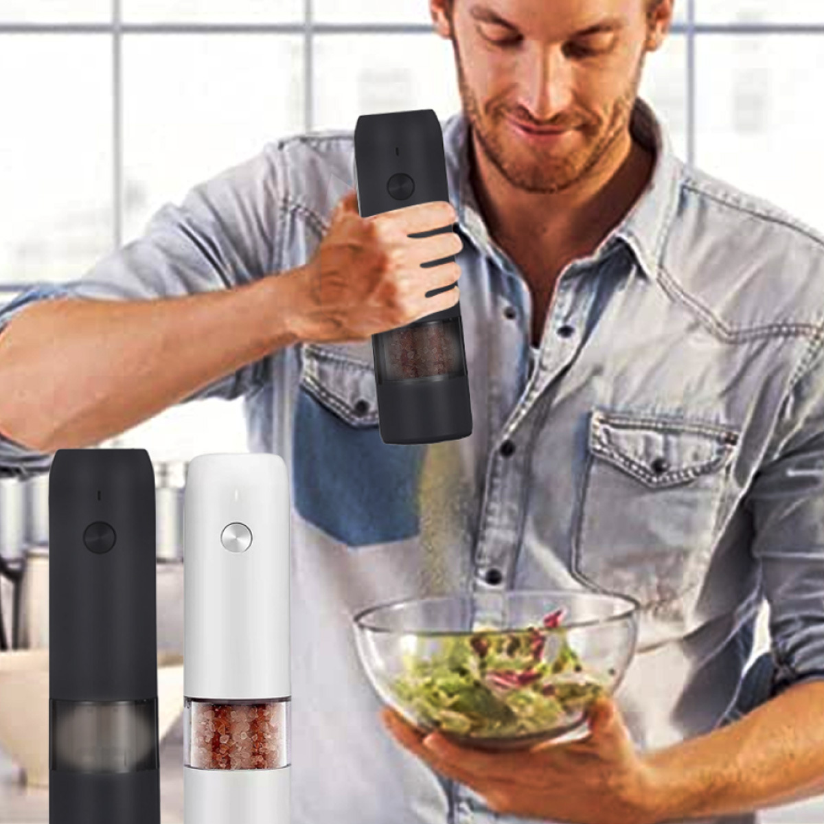 Mann benutzt eine elektrische Pfeffermühle über einer Salatschüssel. Zwei weitere Mühlen sind gezeigt.