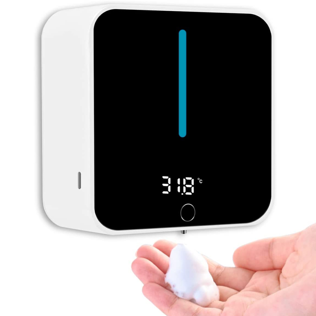 Ein weißer, an der Wand befestigter Seifenspender. Er hat eine Digitalanzeige mit 31,8. Eine Hand befindet sich unter dem Spender.