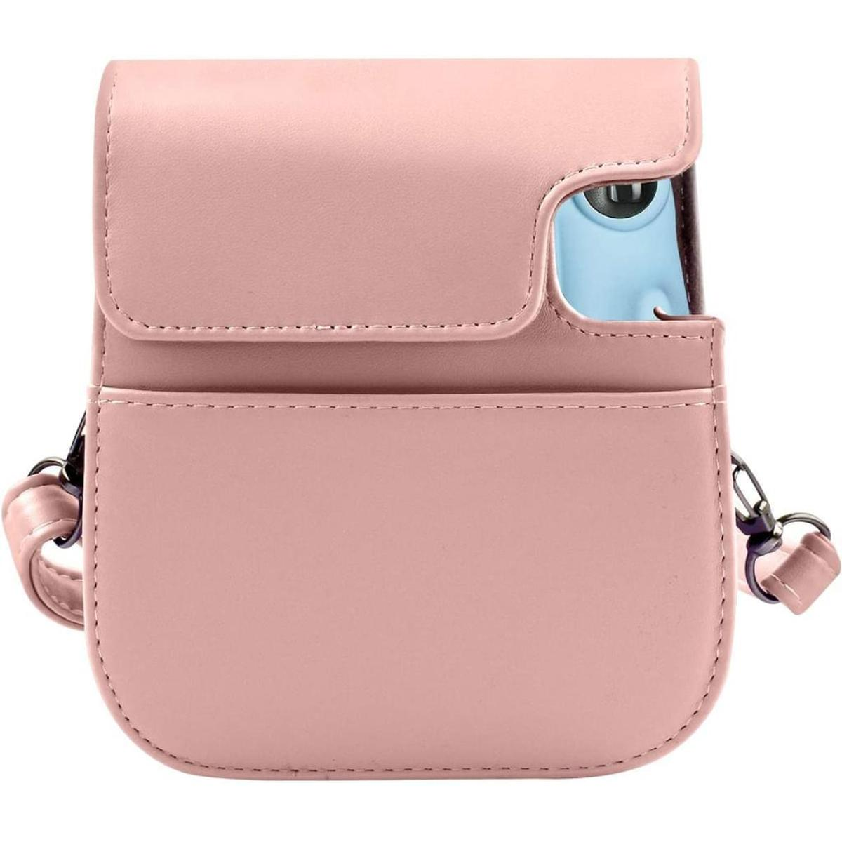 Eine rosa Kameratasche mit einer Instax-Kamera teilweise darin.