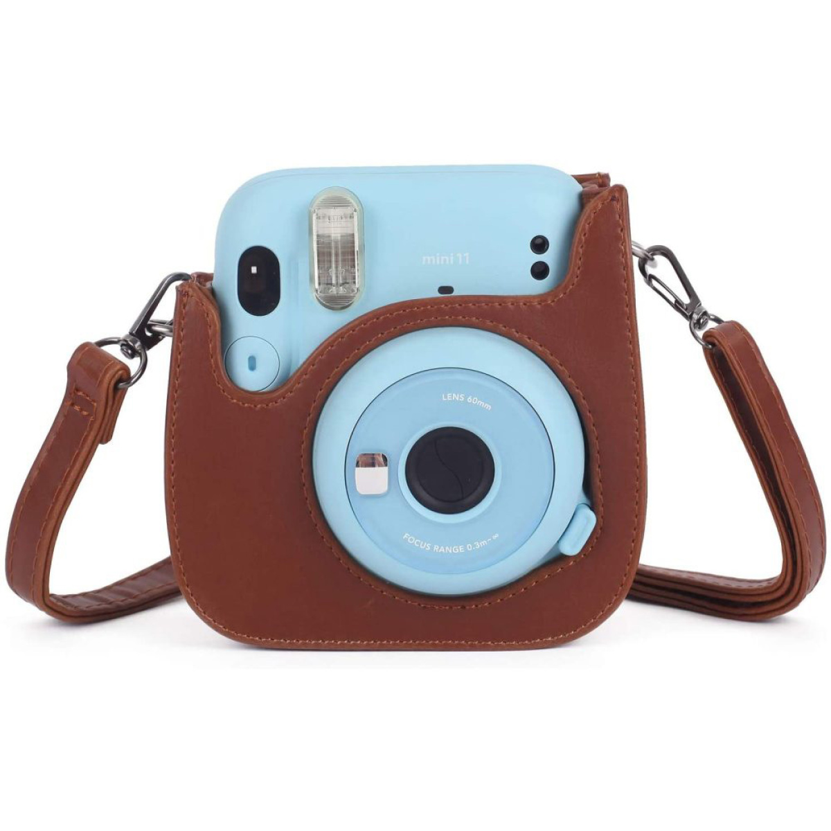 Blaue Sofortbildkamera in brauner Ledertasche auf weißem Hintergrund.