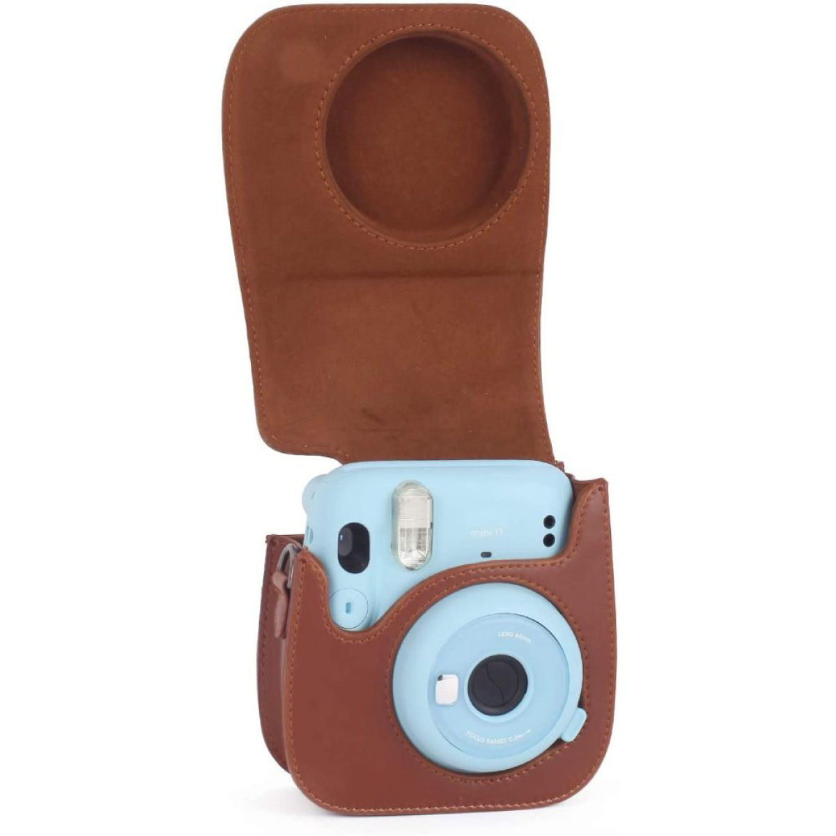 Eine blaue Instax Mini 11 Kamera in einem offenen braunen Lederetui.