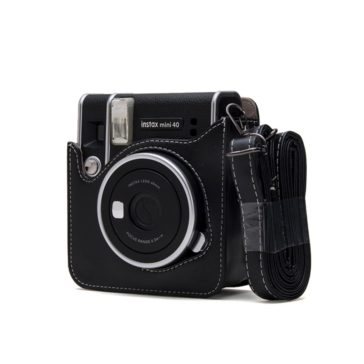 Schwarze Instax Mini 40 Kamera in einer schwarzen Tasche mit Trageriemen. Weißer Hintergrund.