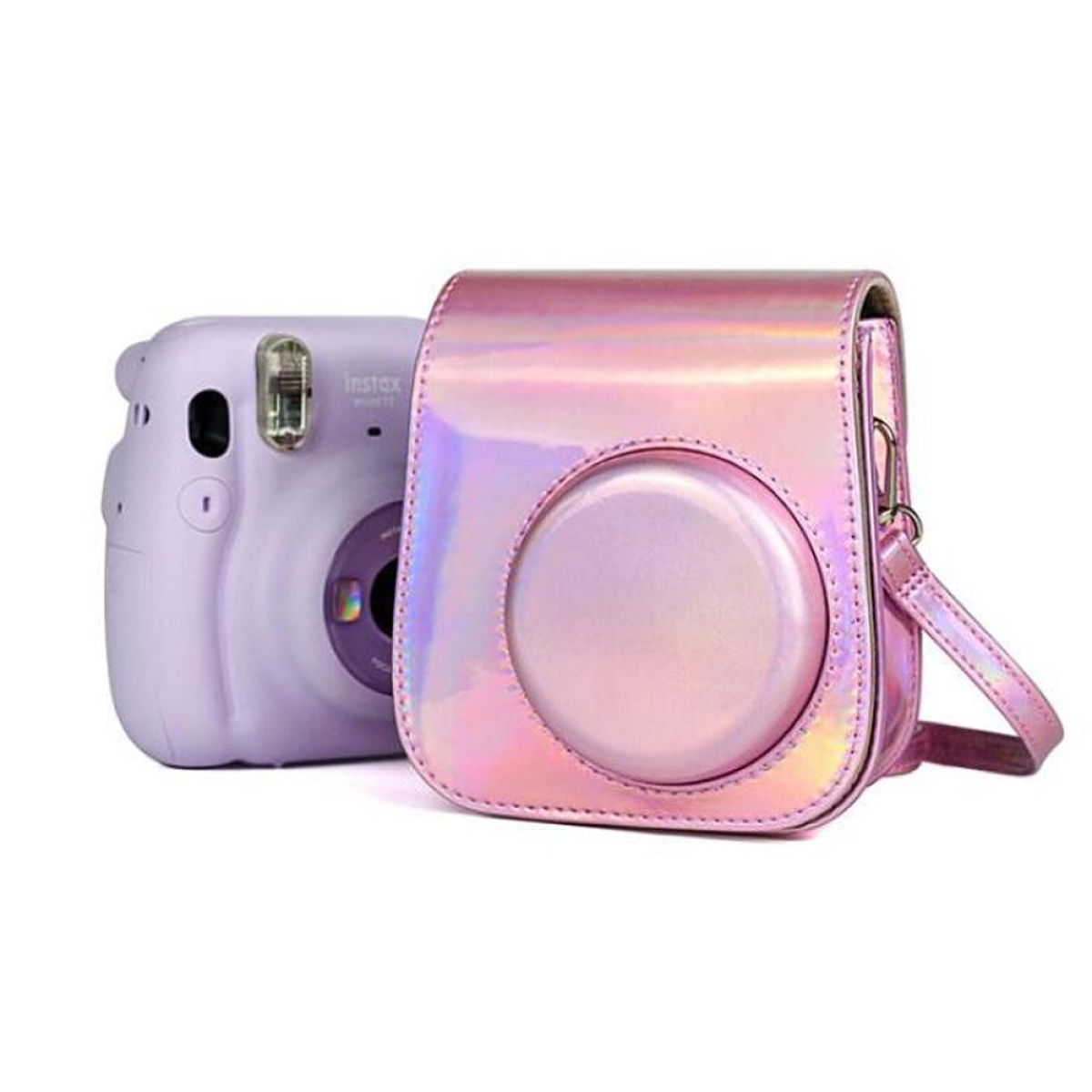 Eine lavendelfarbene Instax-Kamera mit einer pinkfarbenen, schillernden Hülle auf weißem Hintergrund.