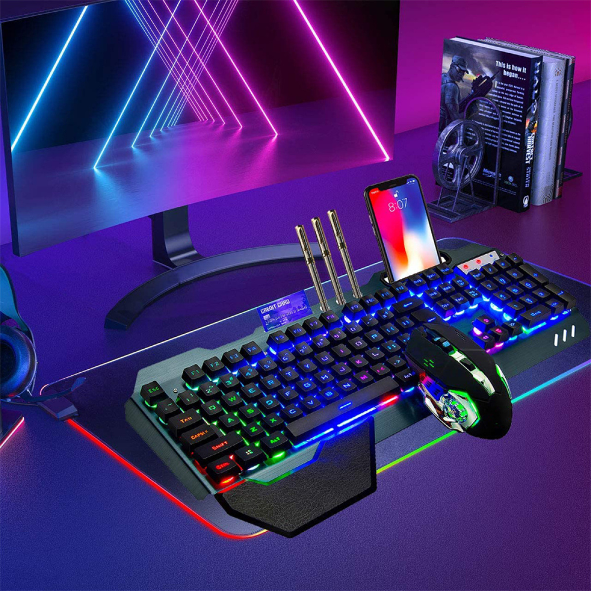 Schreibtisch-Setup mit Tastatur, Maus, Telefon und Monitor, alles mit Neonlichtern beleuchtet.