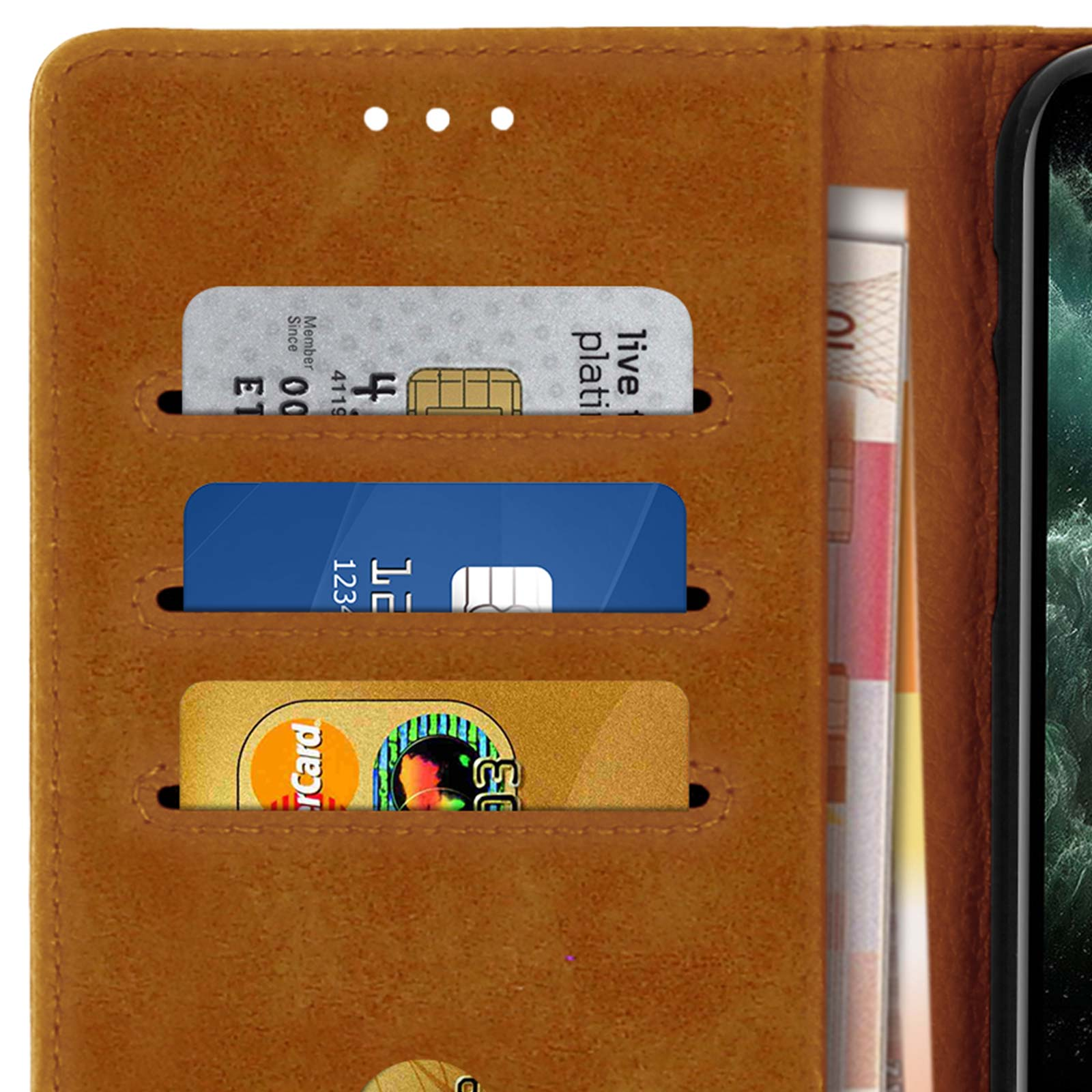 Portafoglio in pelle marrone con carte di credito e contanti visibili nei compartimenti.