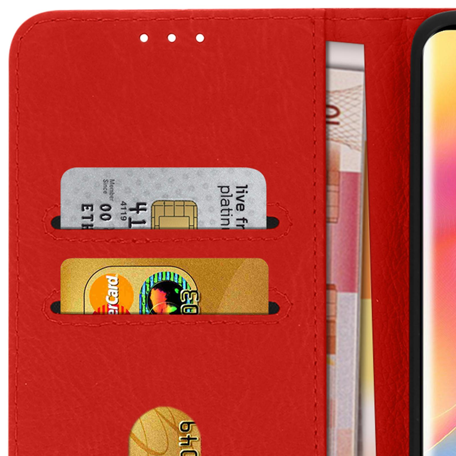 Portafoglio in pelle rossa con carte di credito e denaro all'interno. Le carte sono visibili.