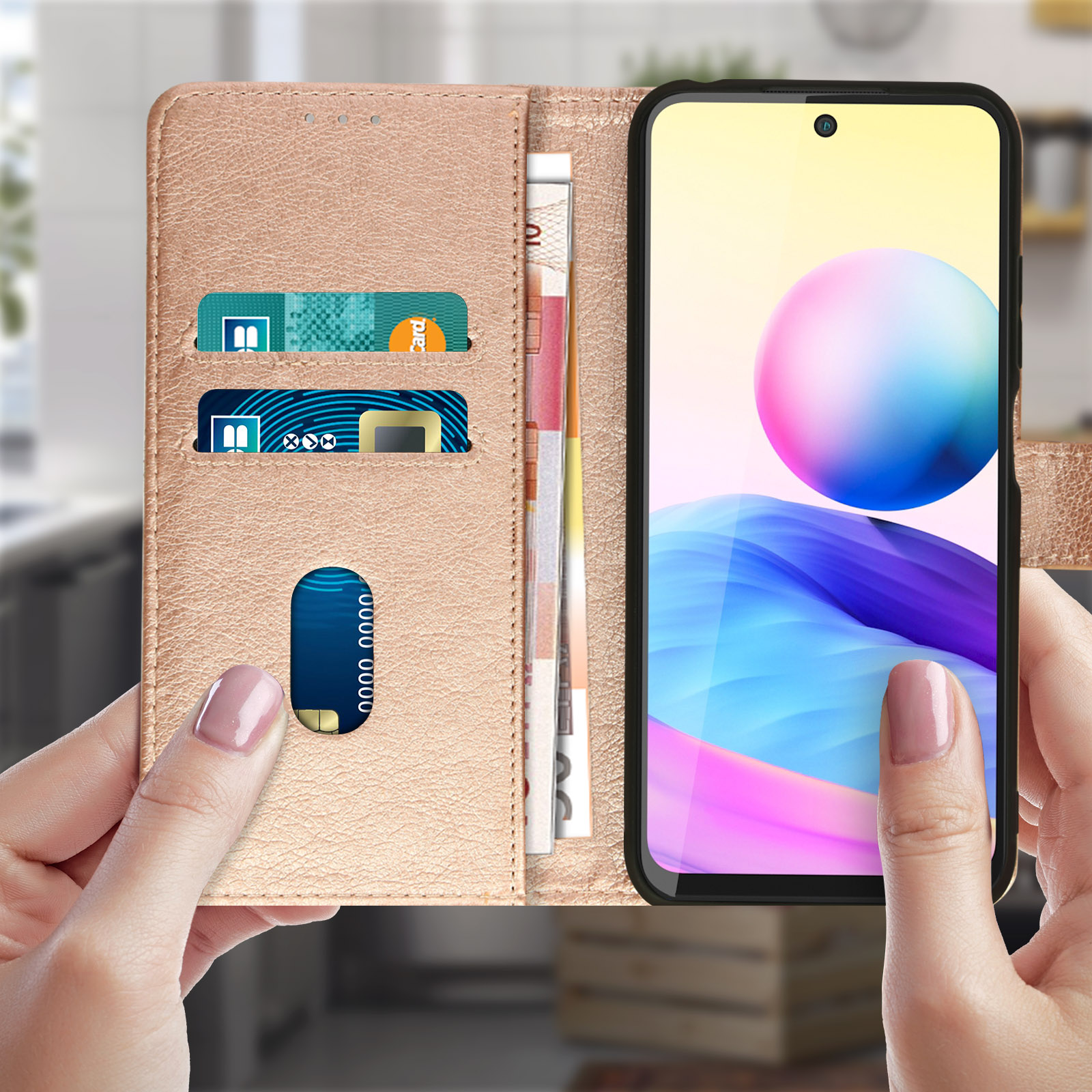 Mani che tengono un telefono in una custodia a portafoglio oro rosa, mostrando carte e schermo colorato.