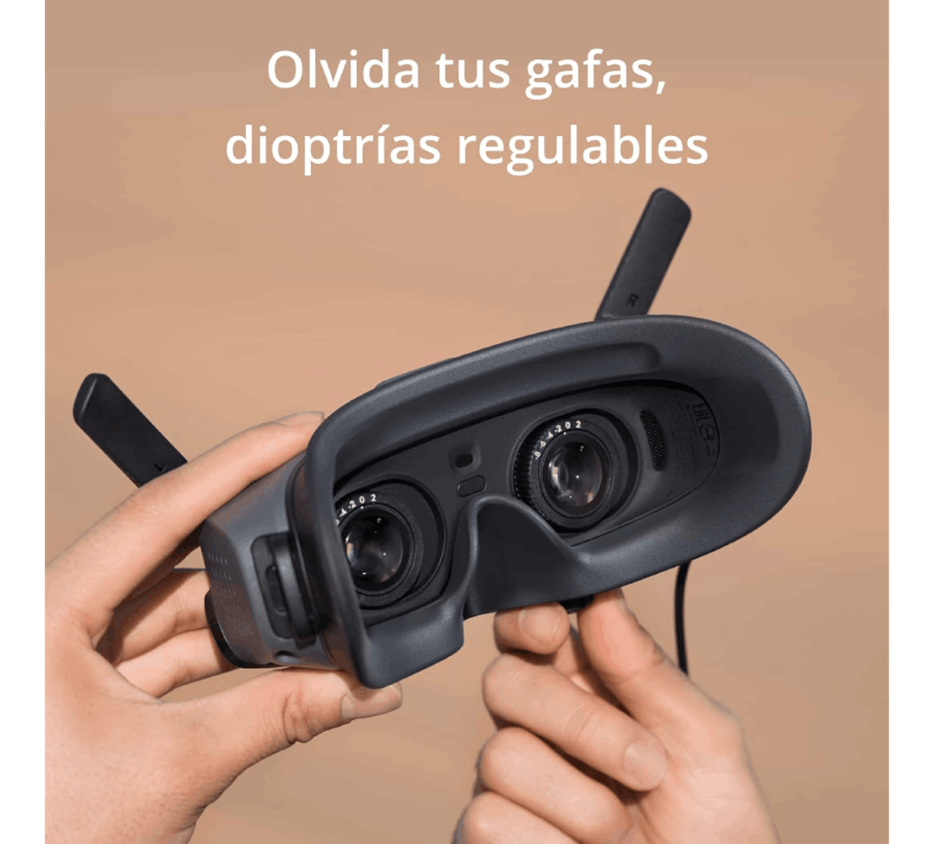 Eine Person, die ein VR-Headset hält. Text darüber lautet 'Vergiss deine Brille, einstellbare Dioptrien'.