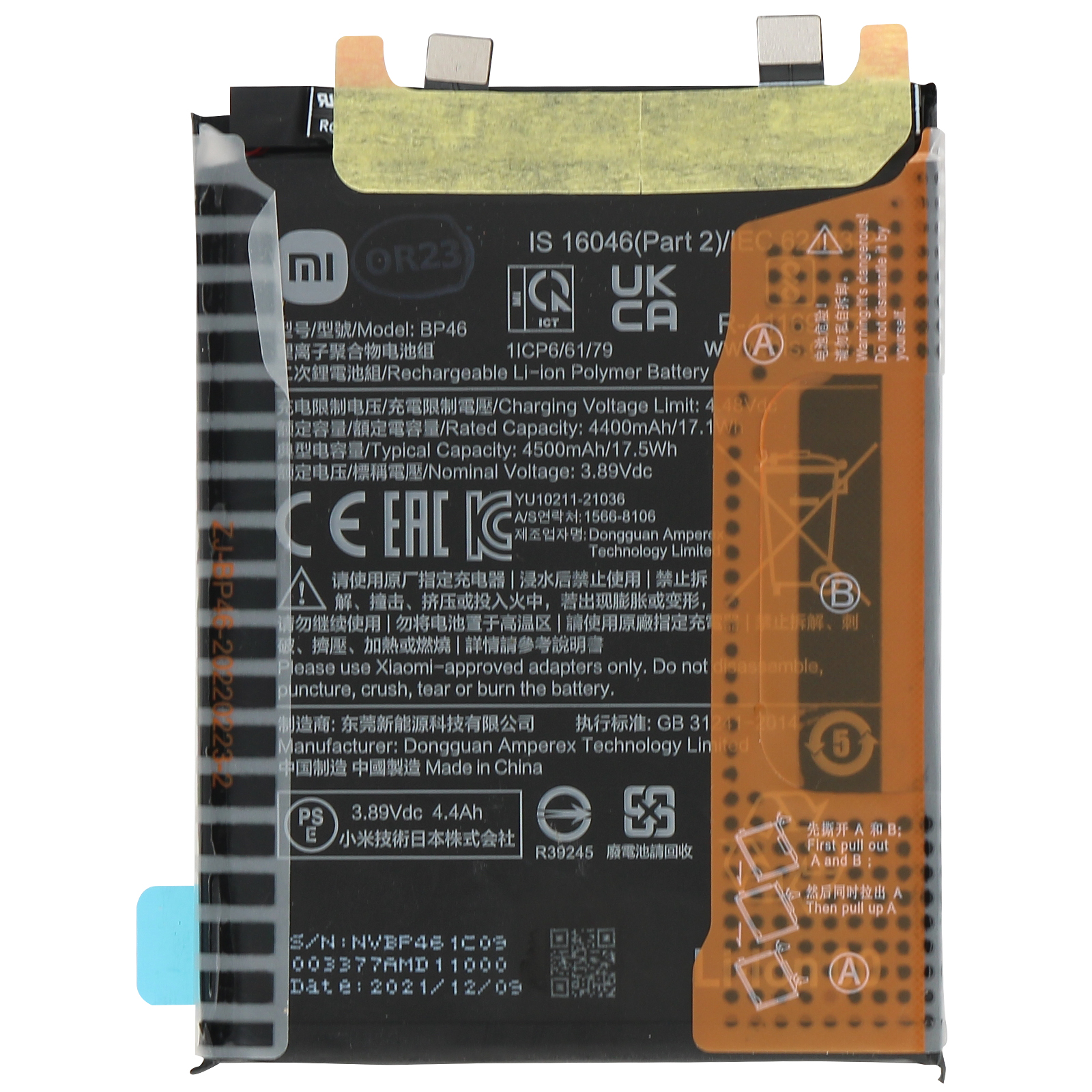 Una vista ravvicinata di una batteria del telefono con etichette e testo in varie lingue.