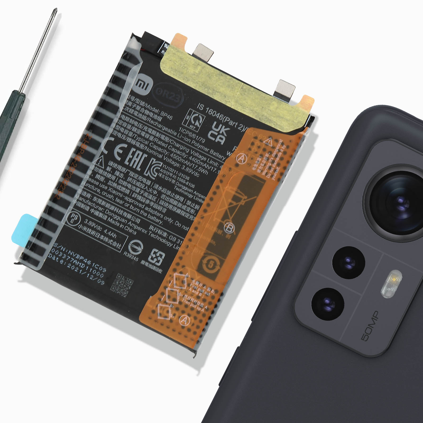 Ein Xiaomi-Telefonakku neben einem Schraubendreher und Telefon.