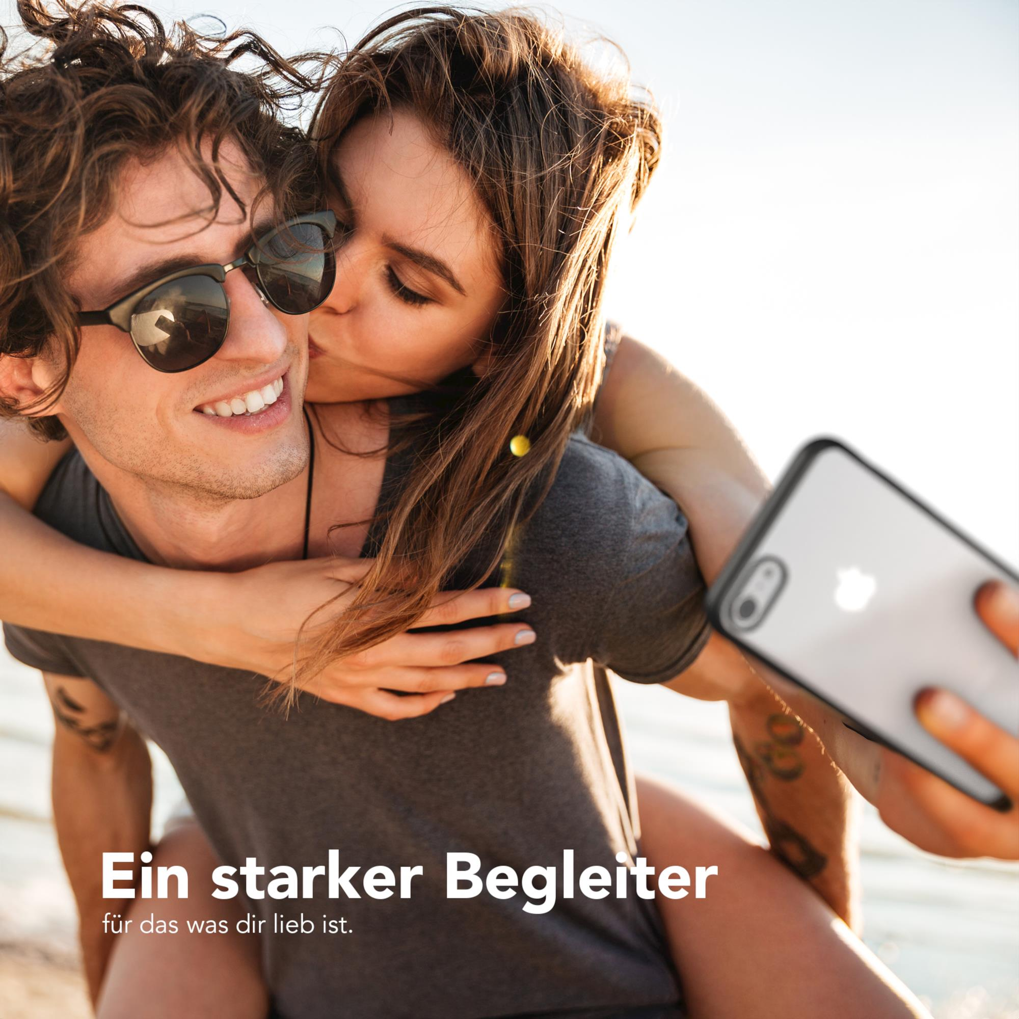 Paar, Mann macht Selfie mit küssender Frau, mit deutschem Text.