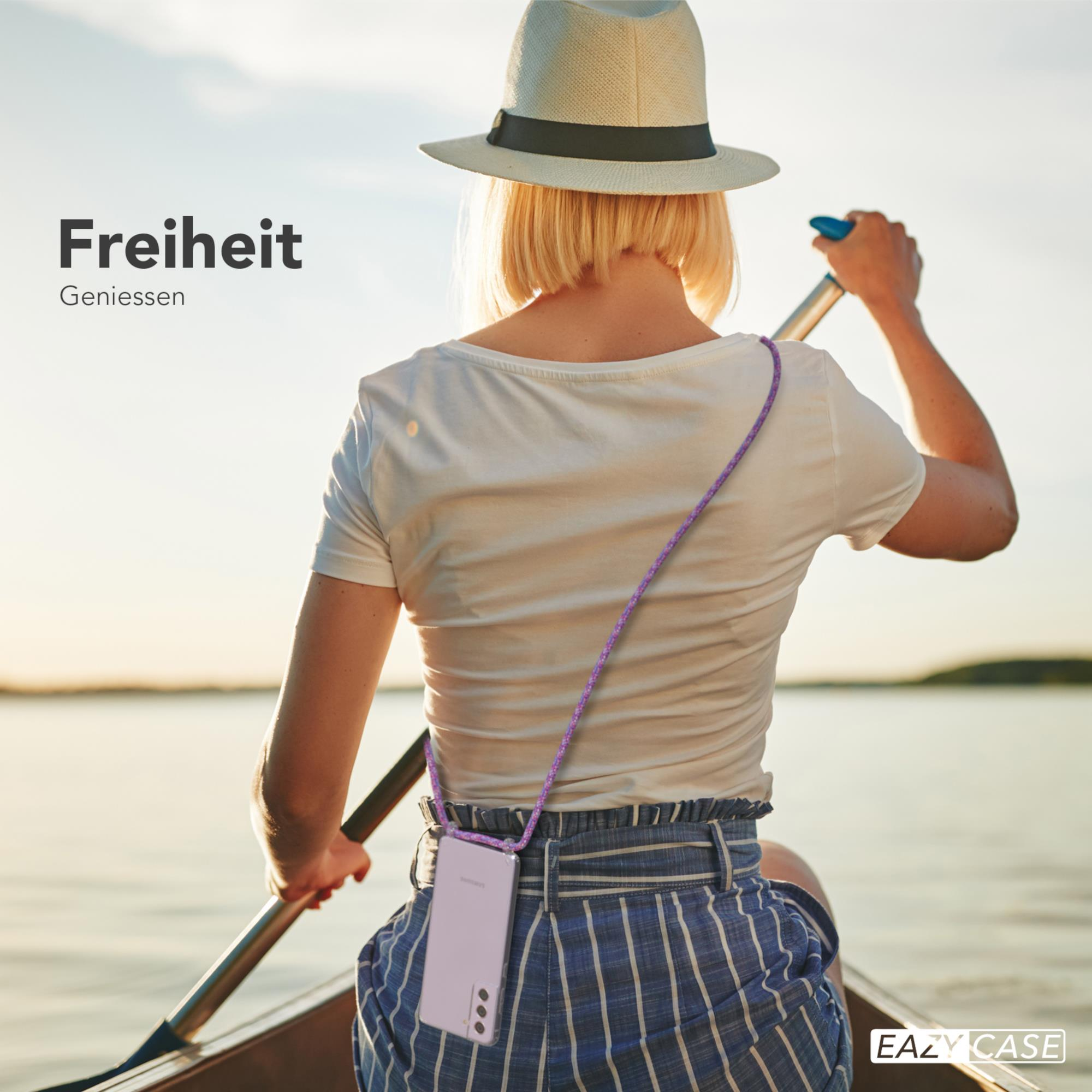 Frau in einem Kanu mit Paddel, Hut, mit Handyhülle an einem Schlüsselband.