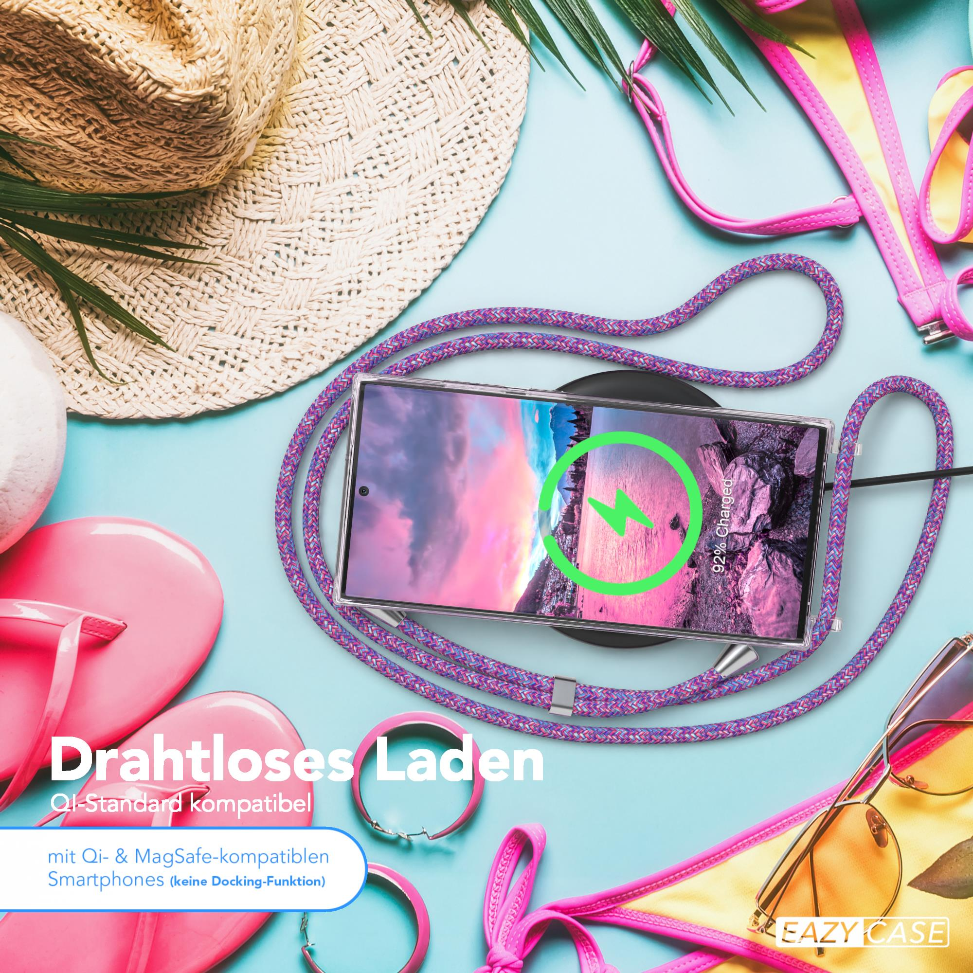 Telefon wird kabellos geladen. Strandszene mit Accessoires: Hut, Sonnenbrille, Flip-Flops und Bikini.