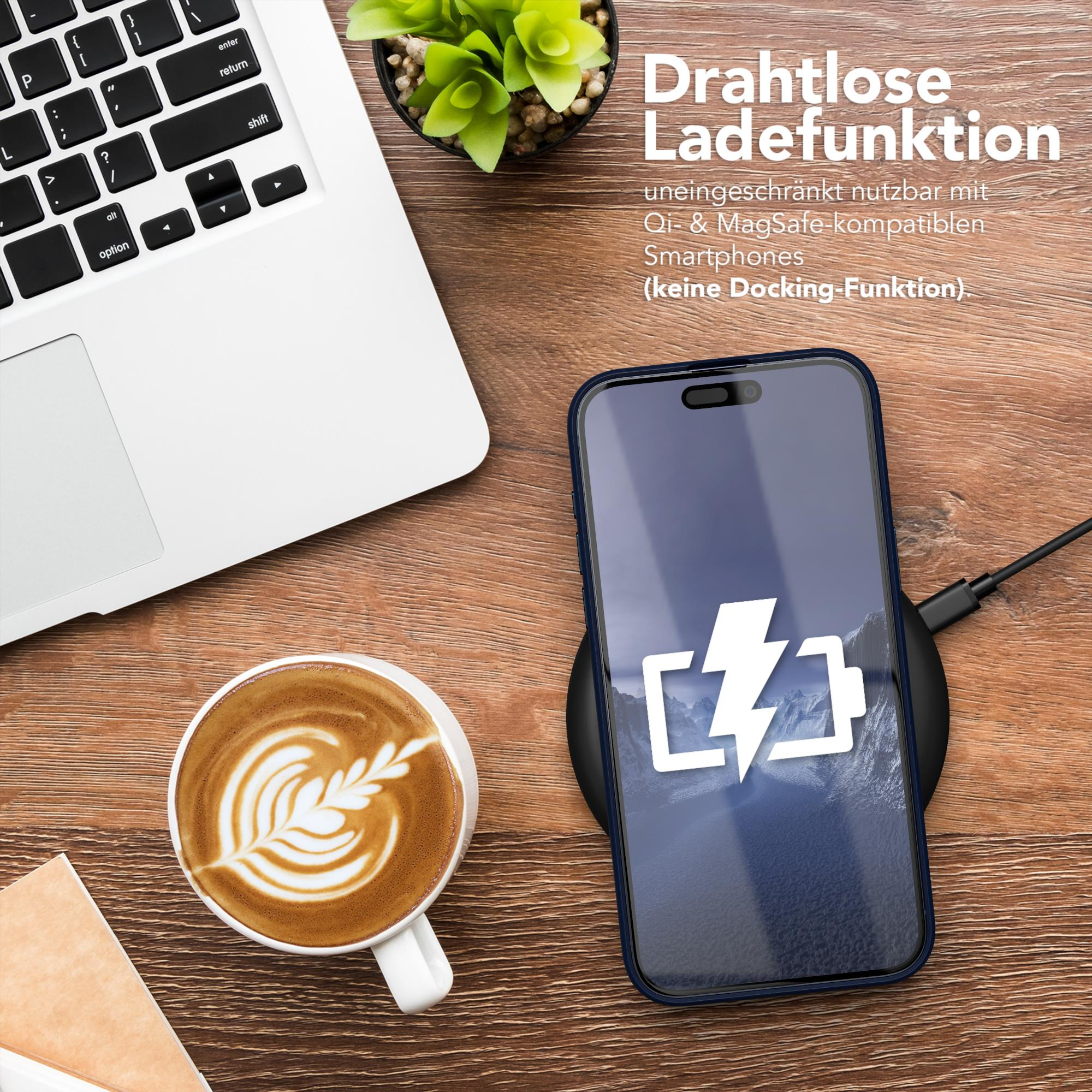 Ein Laptop, eine Tasse Kaffee und ein Ladepad für das Telefon stehen auf einem Holzschreibtisch.