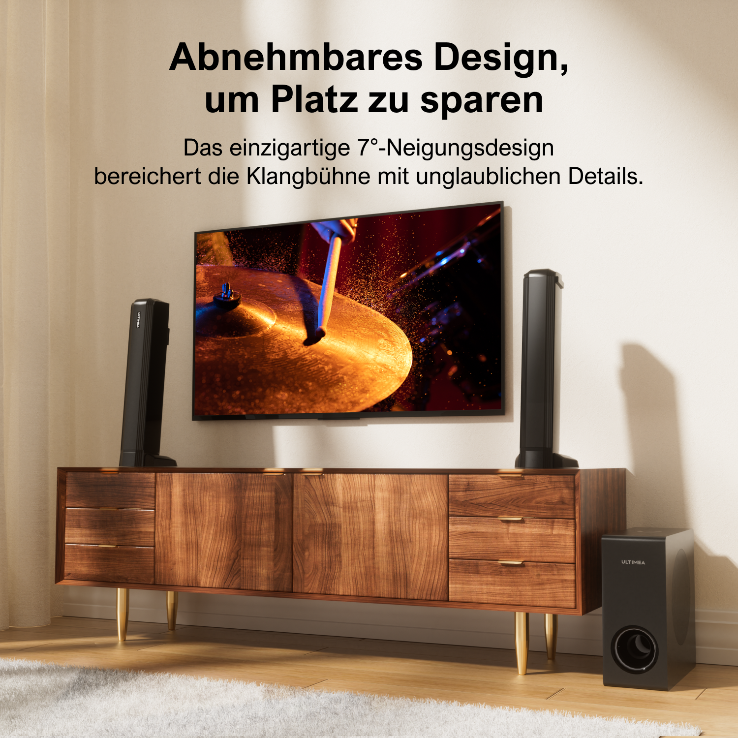 Ein Wohnzimmer-Setup mit einem Fernseher, einer Soundbar, einem Subwoofer und zwei Lautsprechern auf einem Schrank.