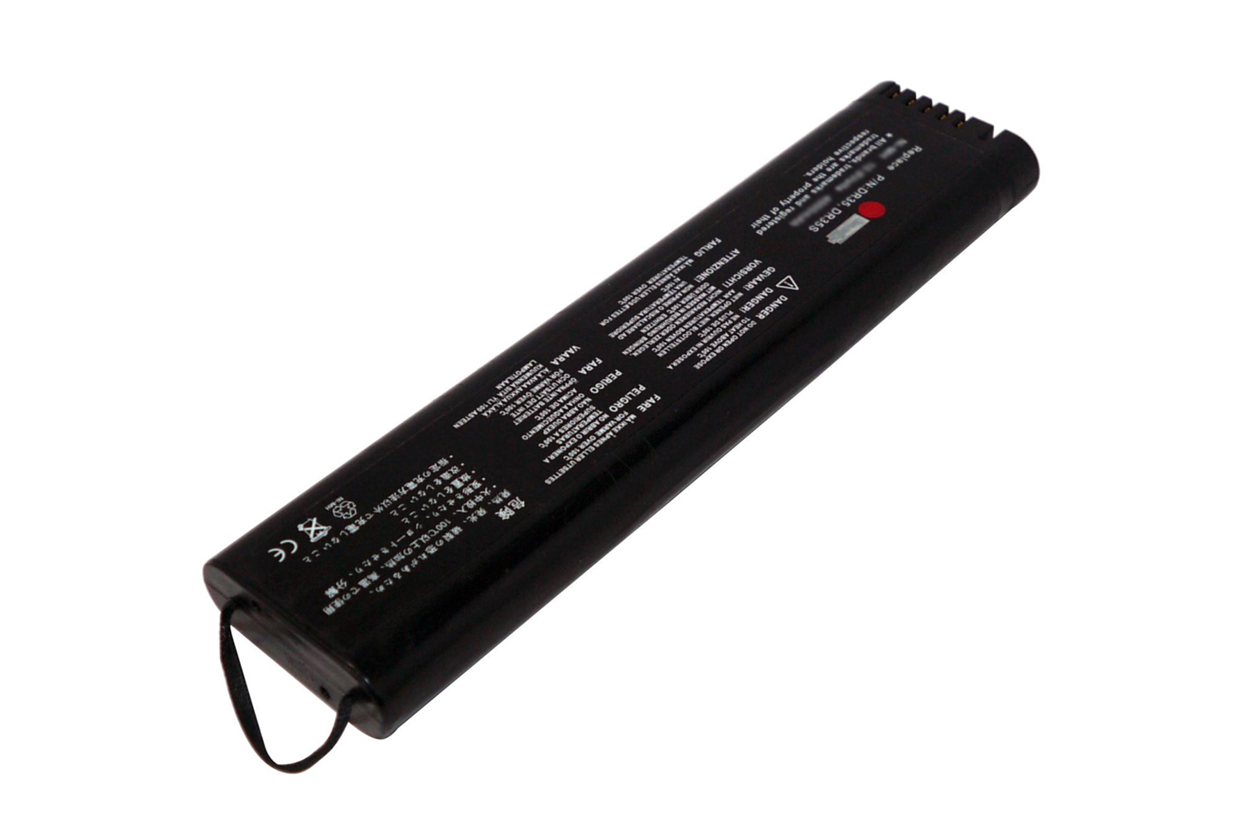 Ein schwarzes Batteriepack mit Textaufklebern und einem kleinen schwarzen Riemen auf weißem Hintergrund.