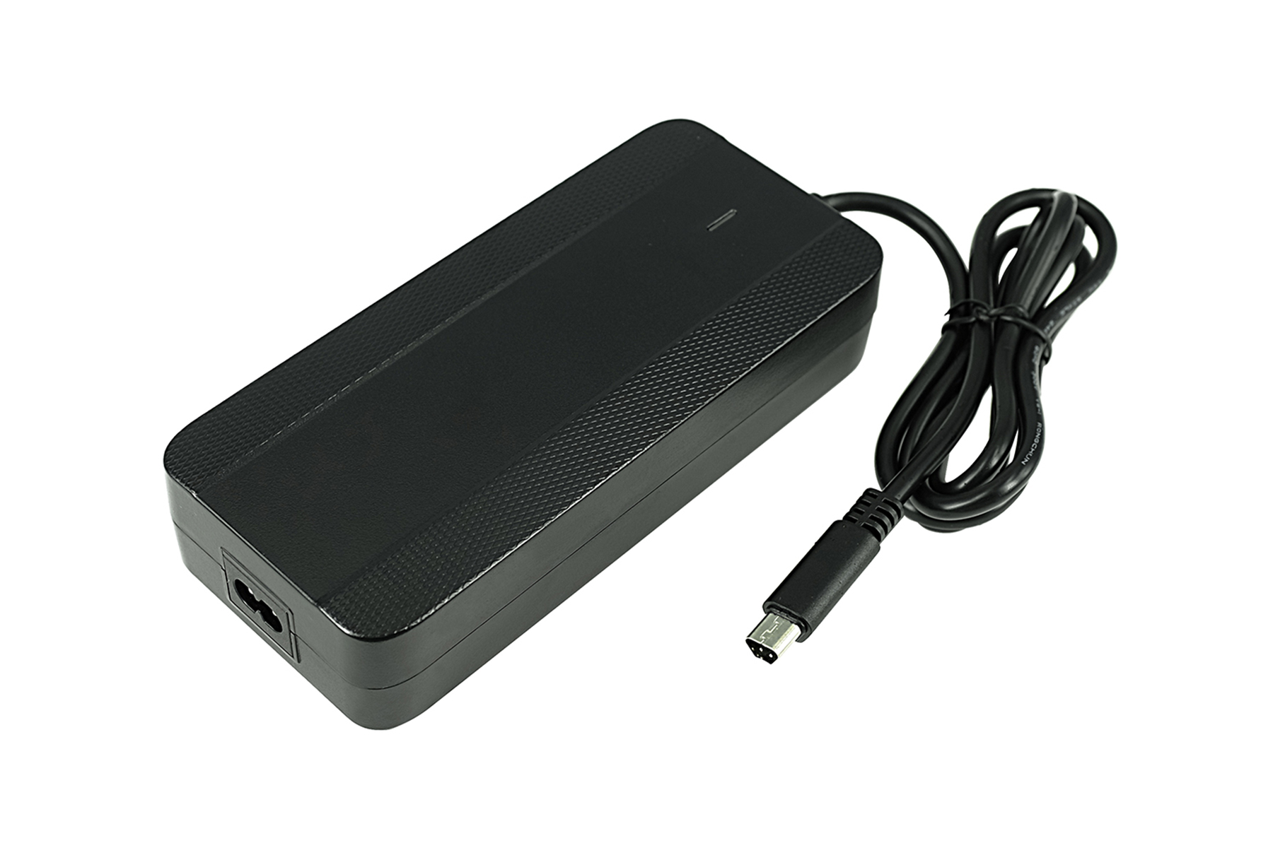Schwarzes Netzteil mit Kabel. Der Adapter hat eine strukturierte Oberfläche und einen Standardstecker.