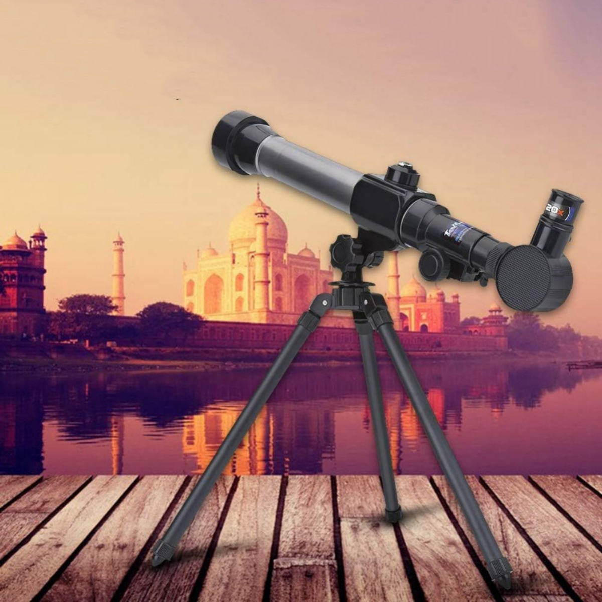 Ein Teleskop auf einem Stativ vor einem See, der das Taj Mahal und einen Sonnenuntergang widerspiegelt.