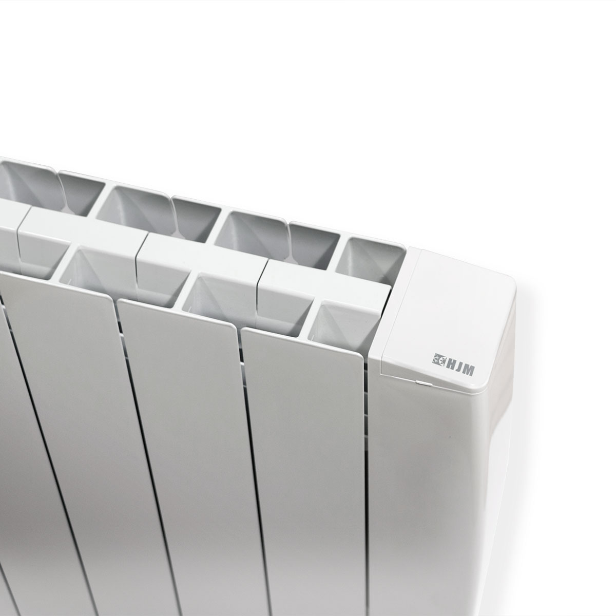 Radiador blanco con aletas verticales. Tiene un diseño rectangular. El fondo es blanco.