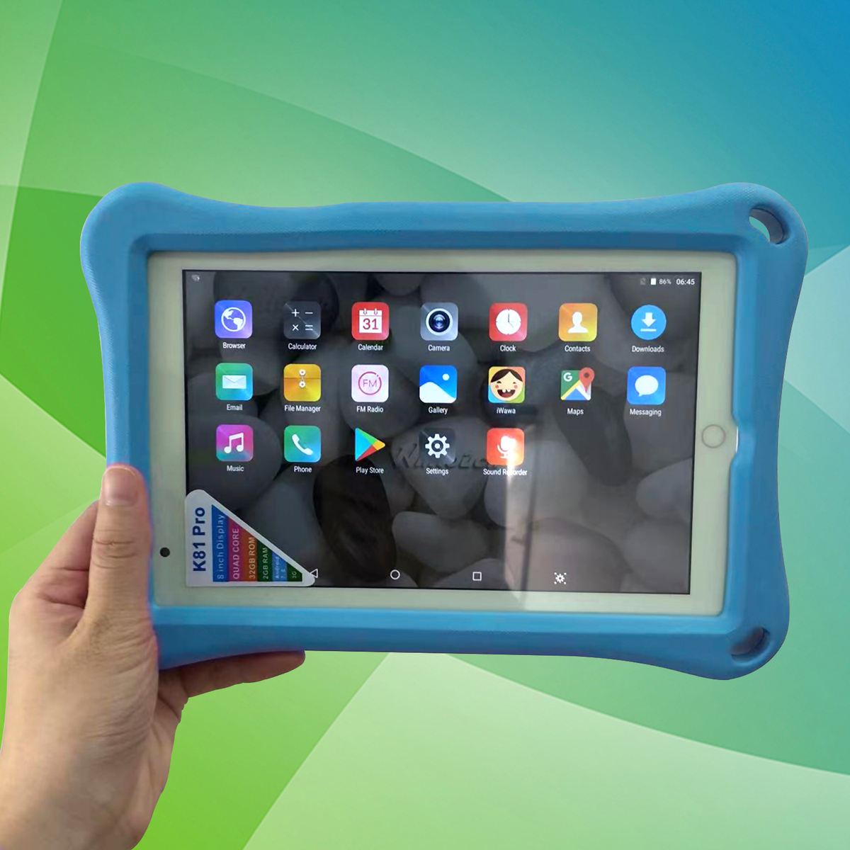 Un tablet blu in una custodia blu, tenuto in mano. Lo schermo mostra le icone delle app.