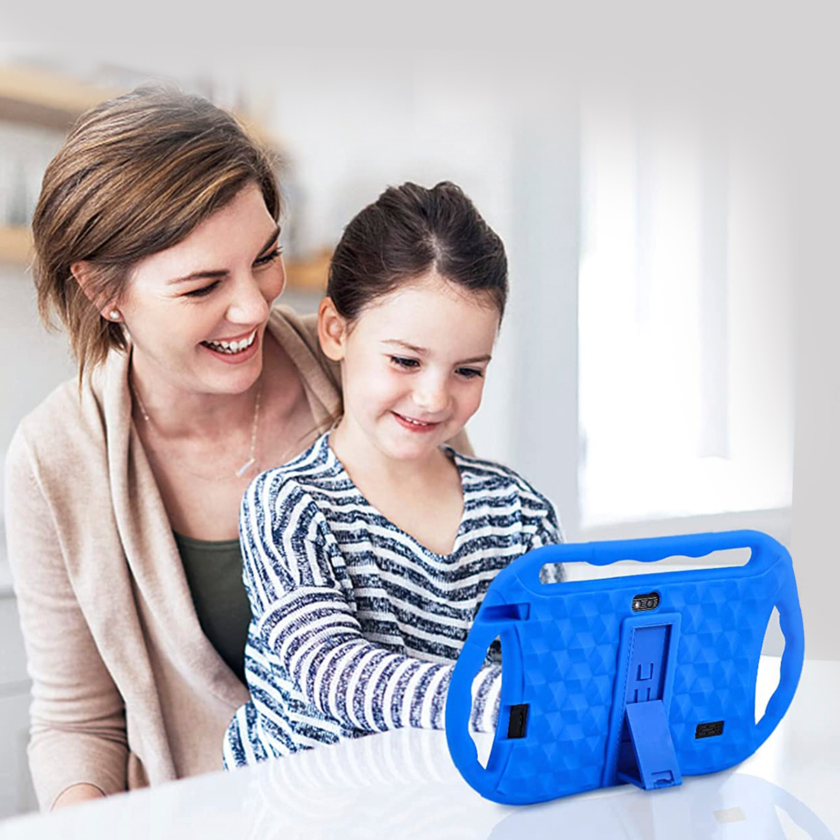 Una madre e un bambino sorridenti, guardano un tablet blu in una custodia protettiva.