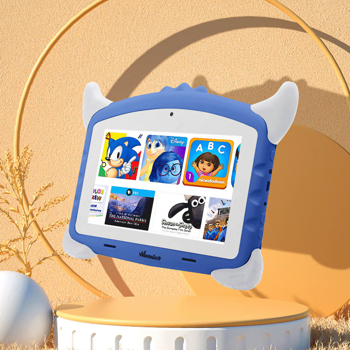 Blaues Tablet mit Cartoon-Hülle. Display zeigt Cartoons. Wird von einem beigen Ständer gehalten.