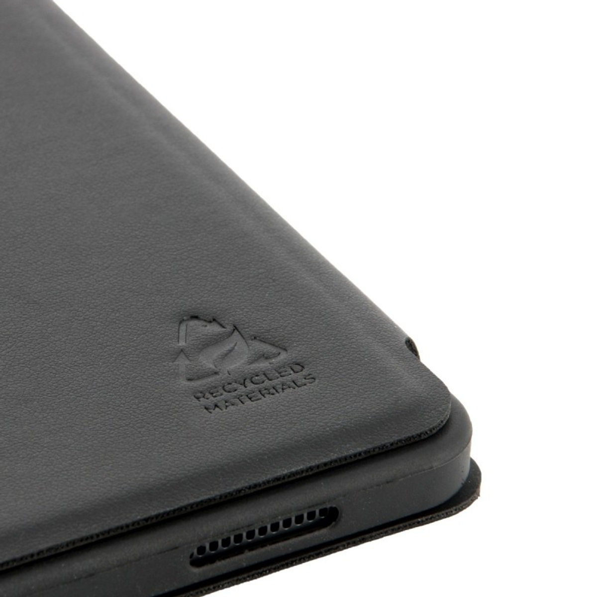 Funda negra con logo 'Recycled Materials' en relieve. Fondo blanco y vista de cerca.