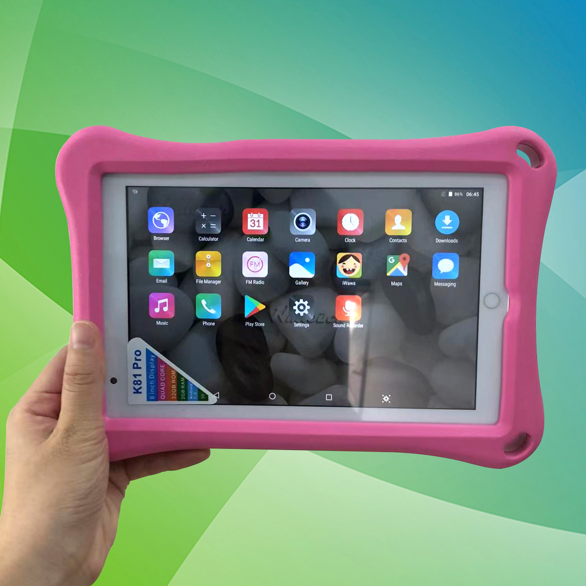 Hand hält ein pinkfarbenes Tablet mit Symbolen auf dem Bildschirm. Rosa Hülle, blau-grüner Hintergrund.