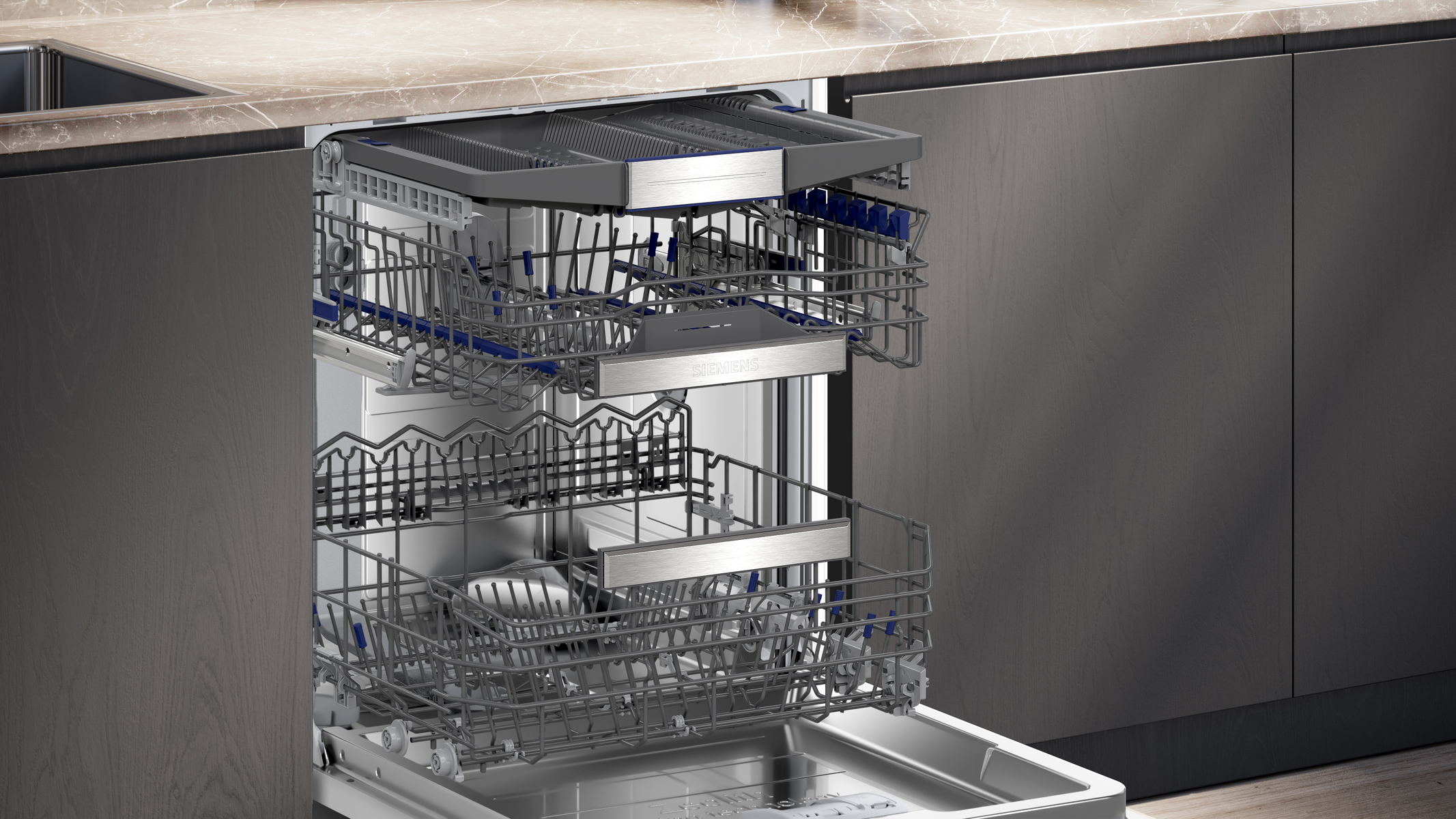 Otwarta zmywarka, pokazująca dwa kosze z naczyniami. Wnętrze jest metalowe i czyste.