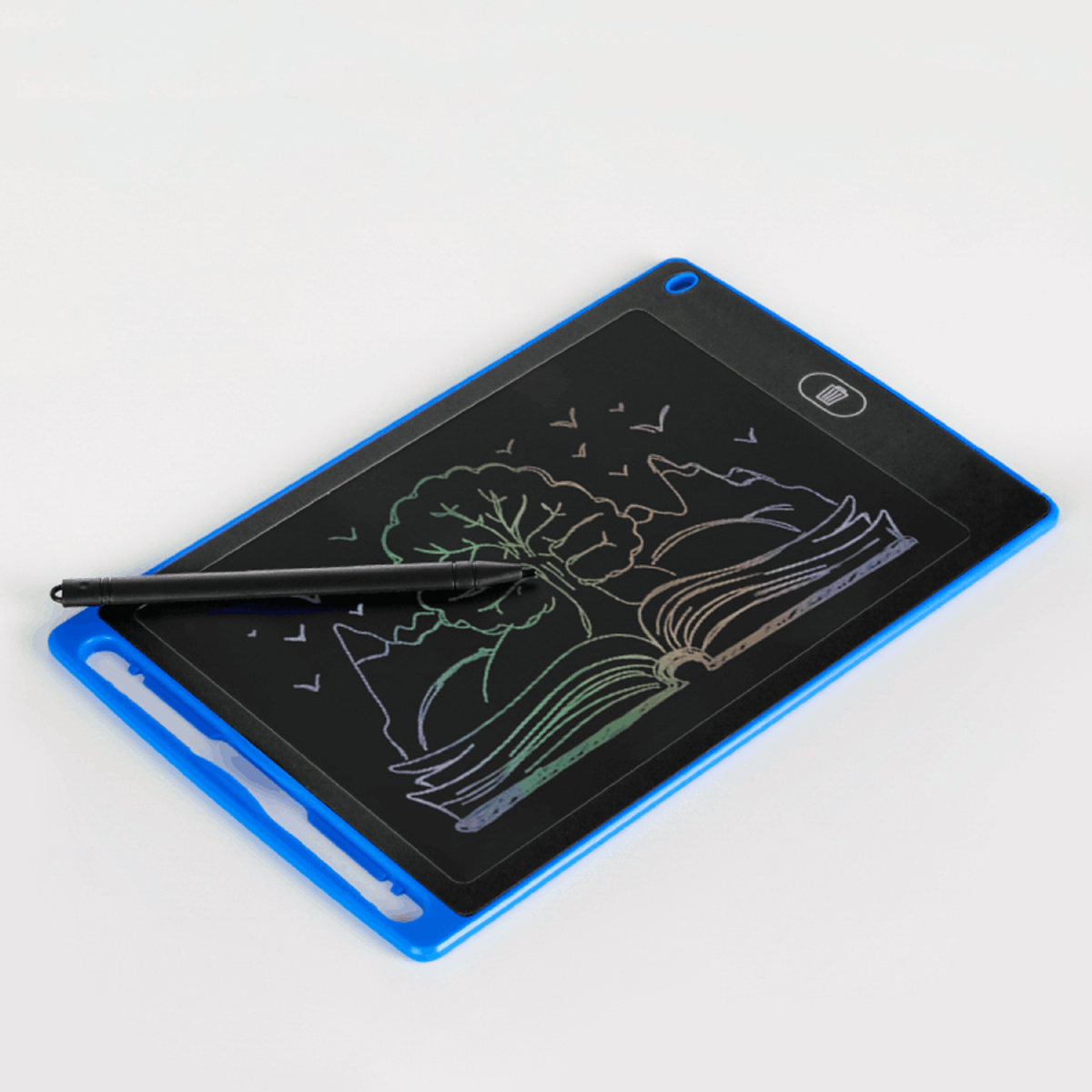 Tavoletta grafica blu e nera con una penna sopra. Lo schermo mostra un disegno di un libro e un albero.
