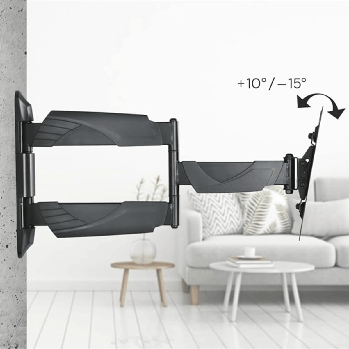 Un soporte de pared para TV negro, montado en una pared blanca, con un sofá y mesas blancos.