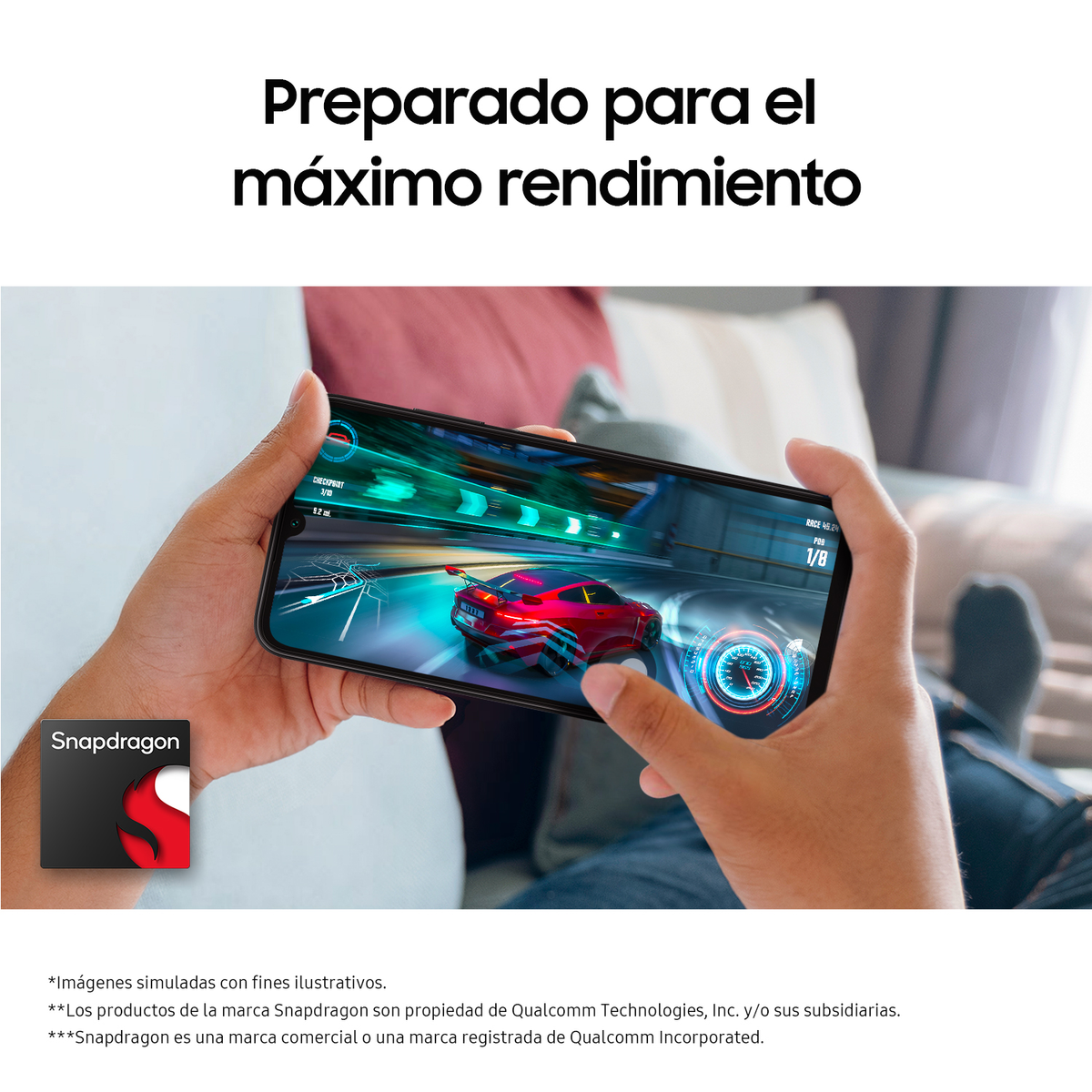 Handen houden telefoon vast, spel op scherm, rode raceauto en Snapdragon logo, witte achtergrond.