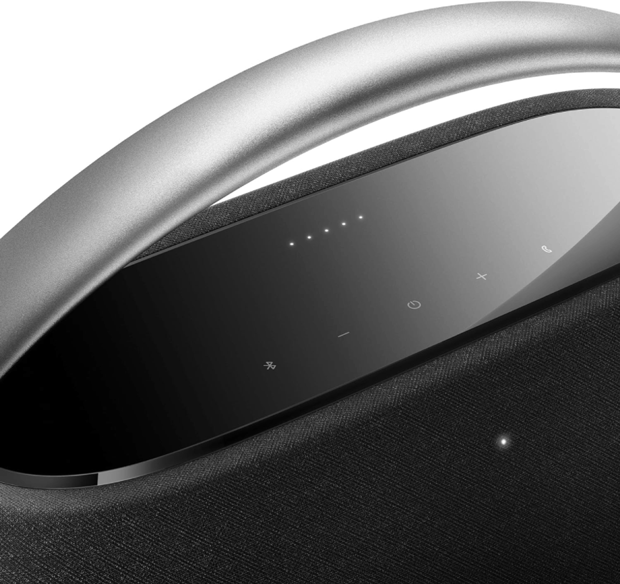 Czarny głośnik ze srebrnymi akcentami i panelem dotykowym. Design jest zakrzywiony.