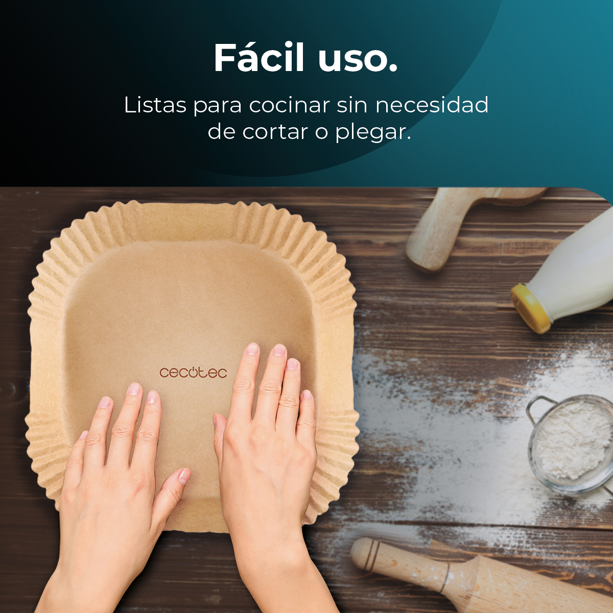 Manos tocando suavemente moldes de papel marrón sobre superficie de madera. Texto: 'Fácil uso'.