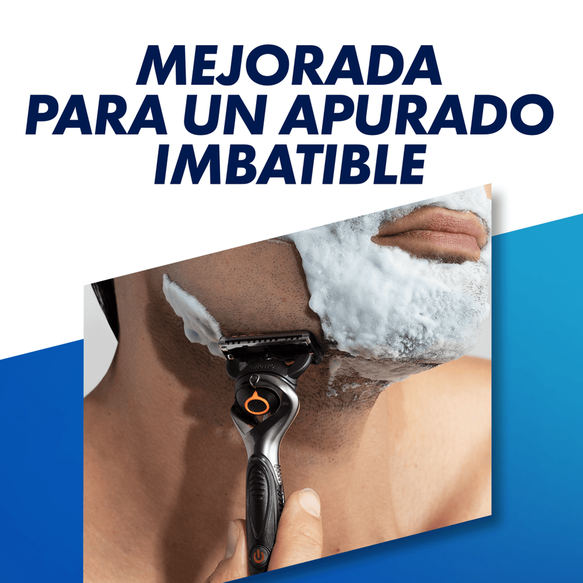 Un uomo si rade il collo con un rasoio, con schiuma da barba applicata. Testo sopra.