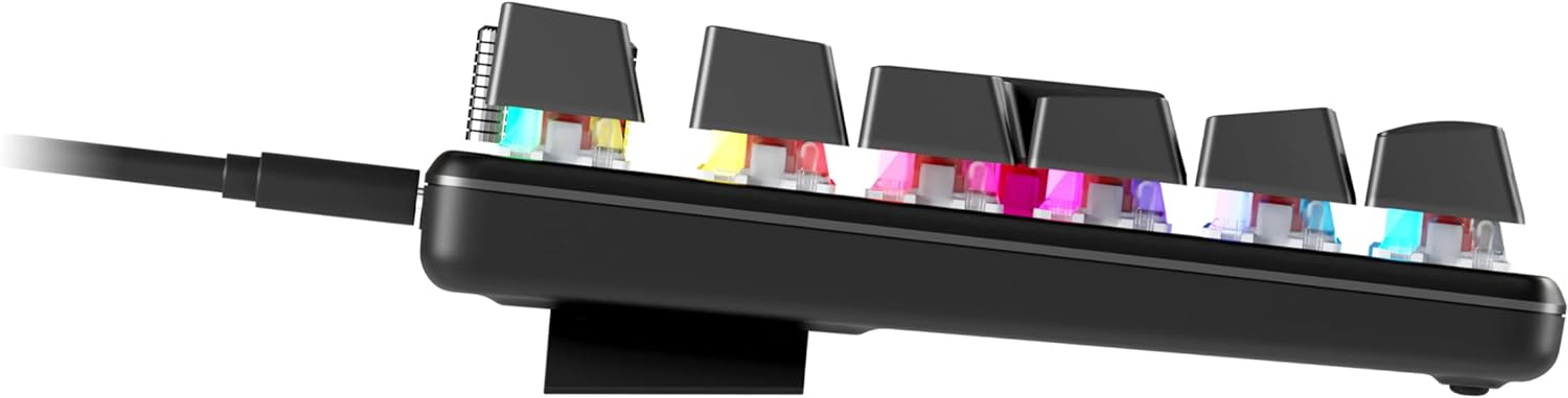 Czarnej klawiatury pod kątem, pokazujące klawisze. Klawiatura ma kolorowe podświetlane klawisze i czarny kabel USB.