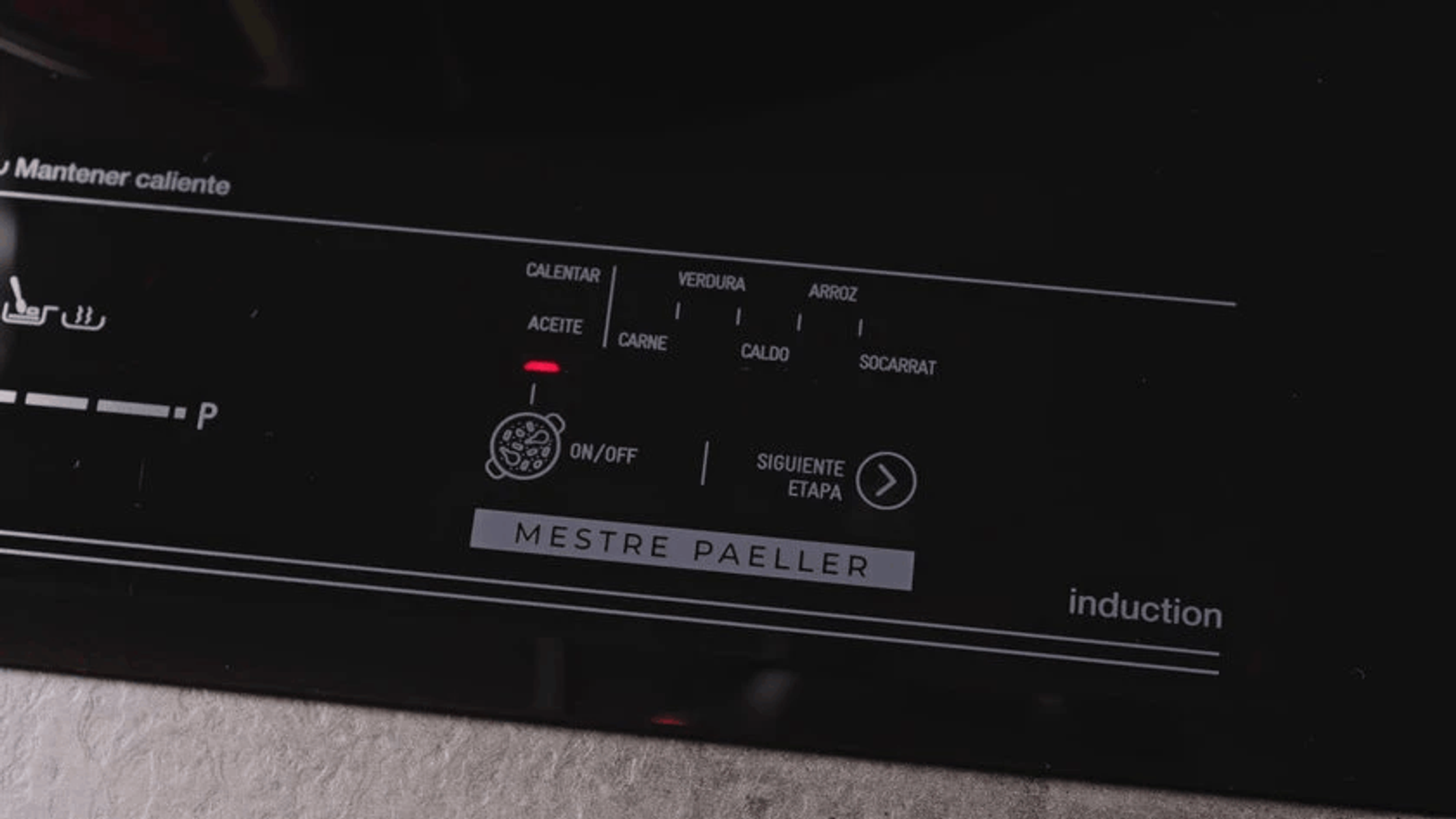 Czarna płyta indukcyjna z panelem sterowania. Wyświetla funkcje gotowania, w tym olej, mięso i ryż.