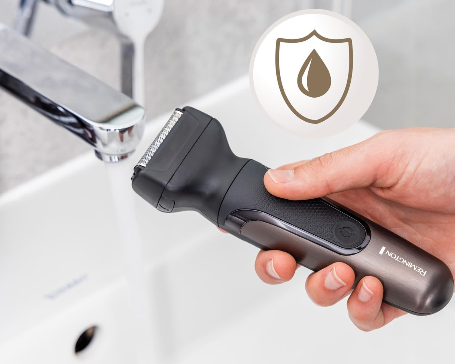 Ein schwarzer und grauer Elektrorasierer wird unter einem silbernen Wasserhahn gespült. Ein Tropfensymbol ist im Hintergrund.
