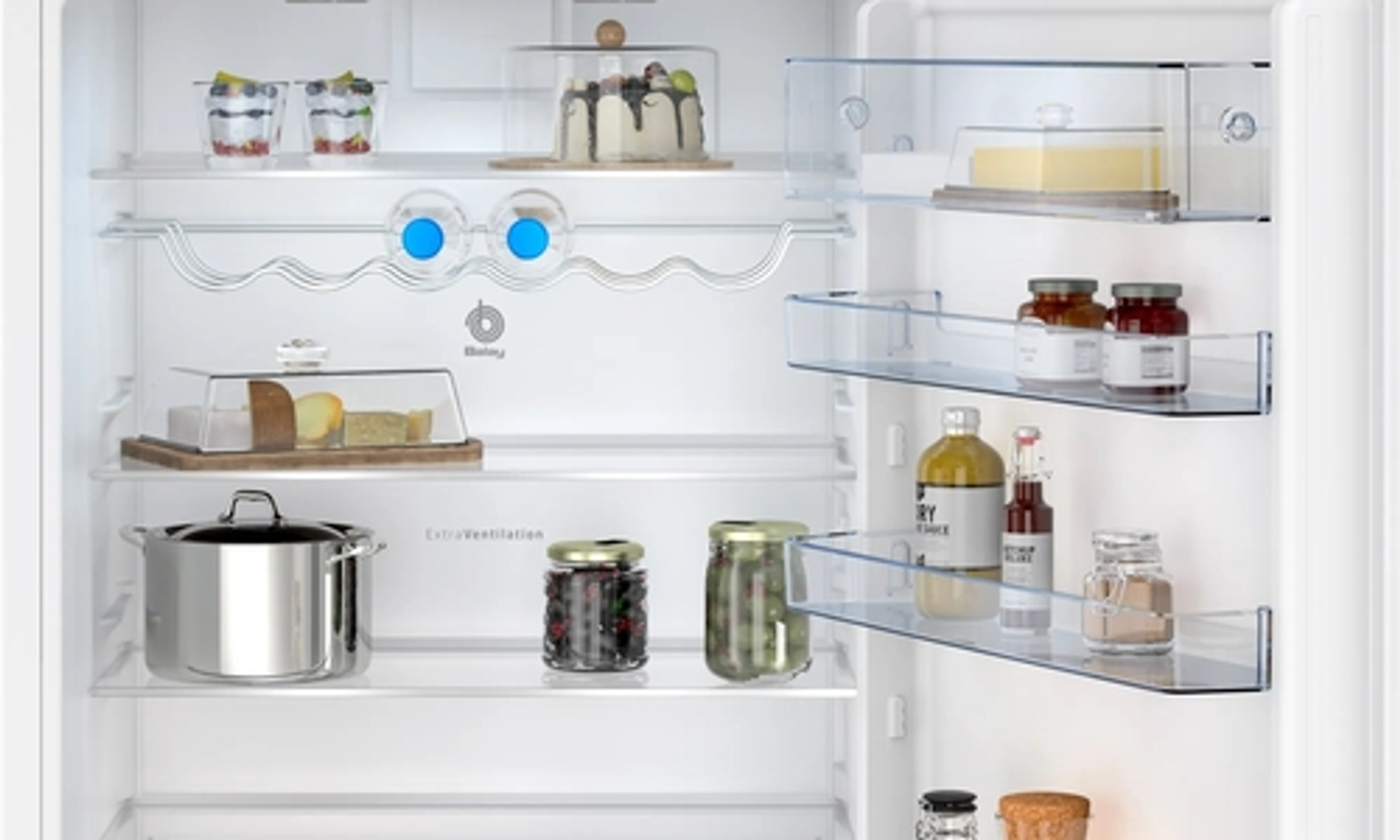 Refrigerador abierto con varios alimentos, incluyendo frascos, queso y postres.