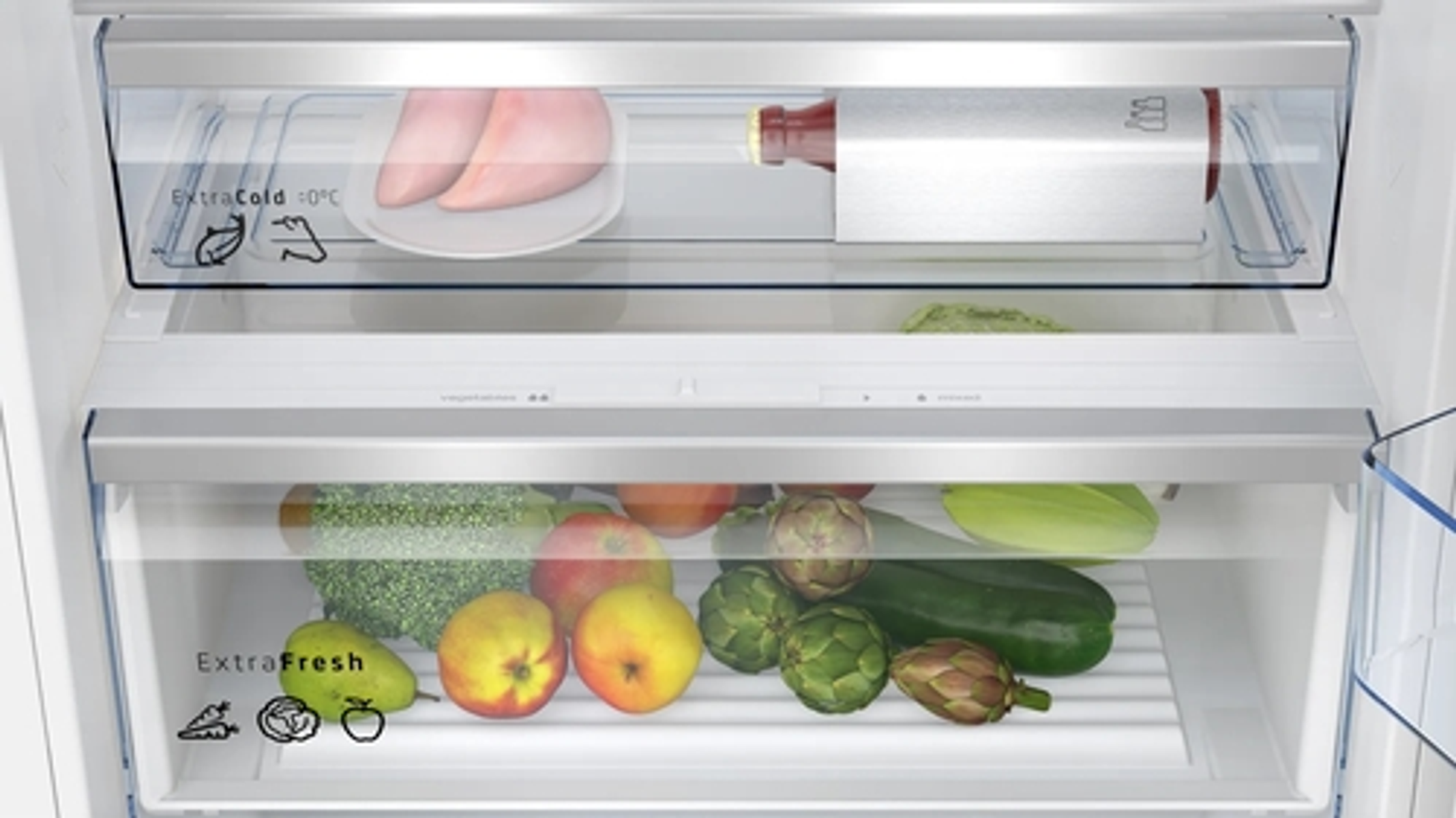 Interior del refrigerador. Estante superior con carne y vino, estante inferior con verduras y frutas.