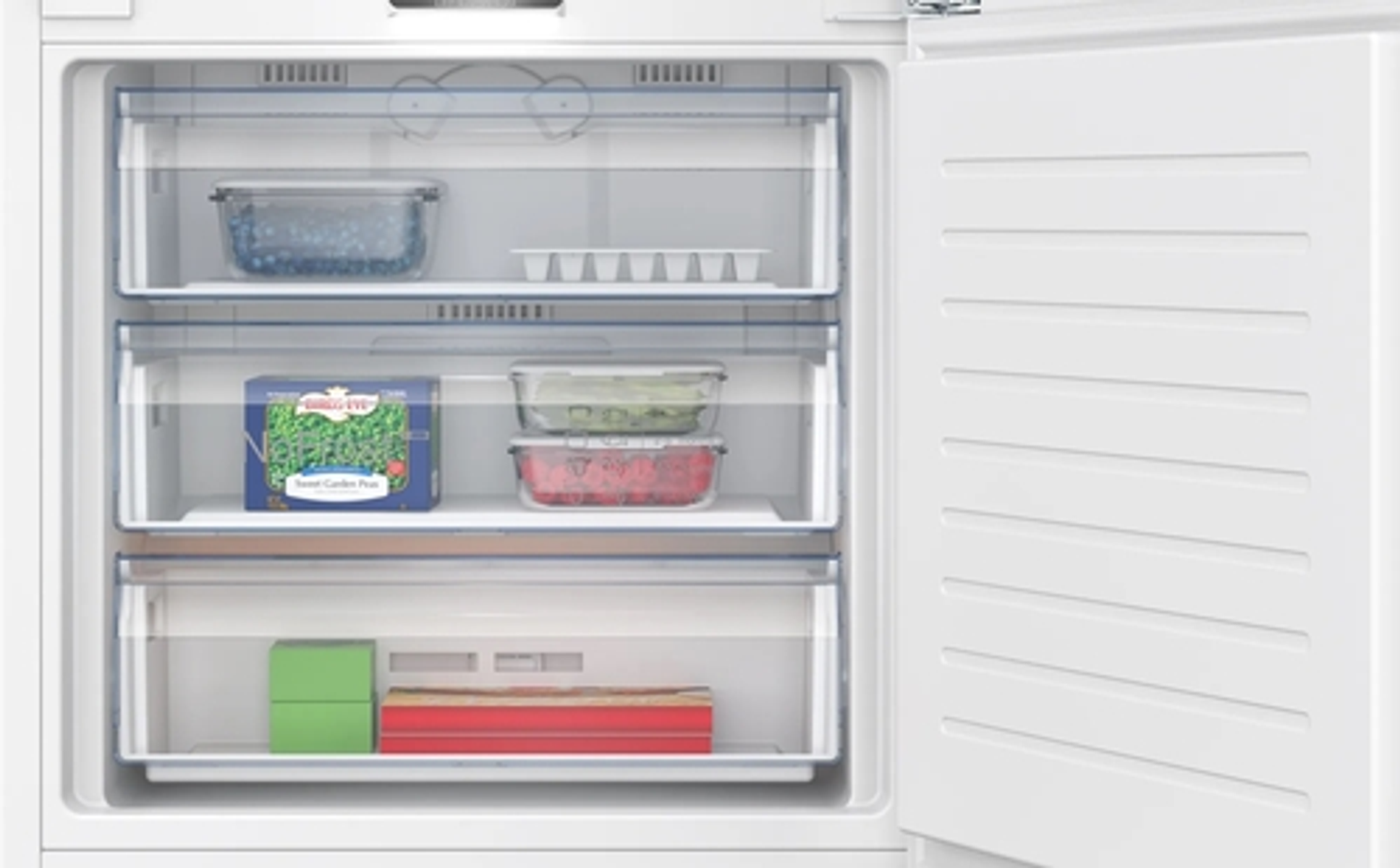 Refrigerador abierto que muestra cajones transparentes con alimentos congelados y hielo en recipientes y bandejas.