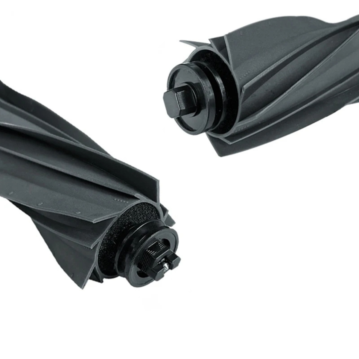 Dwie czarne szczotki do odkurzacza. Każda z centralną czarną piastą i ukośnym, czarnym włosiem.