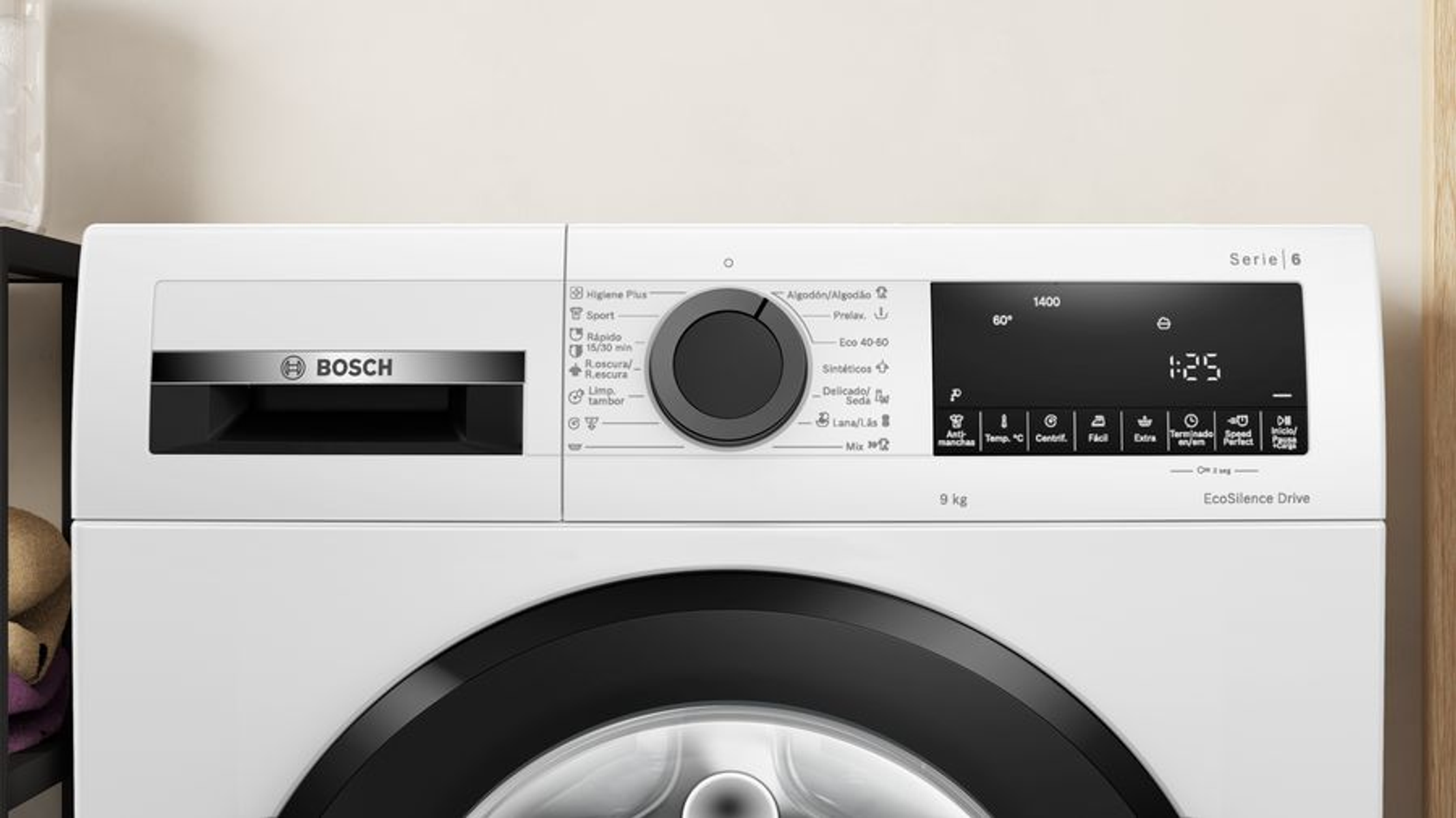 Un panel de control de lavadora Bosch blanco, primer plano.