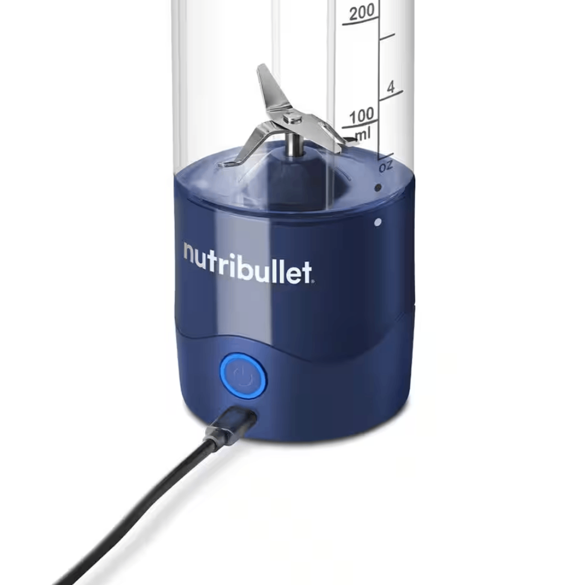 Blauer Nutribullet-Mixer mit schwarzem Kabel. Der Hintergrund ist weiß.