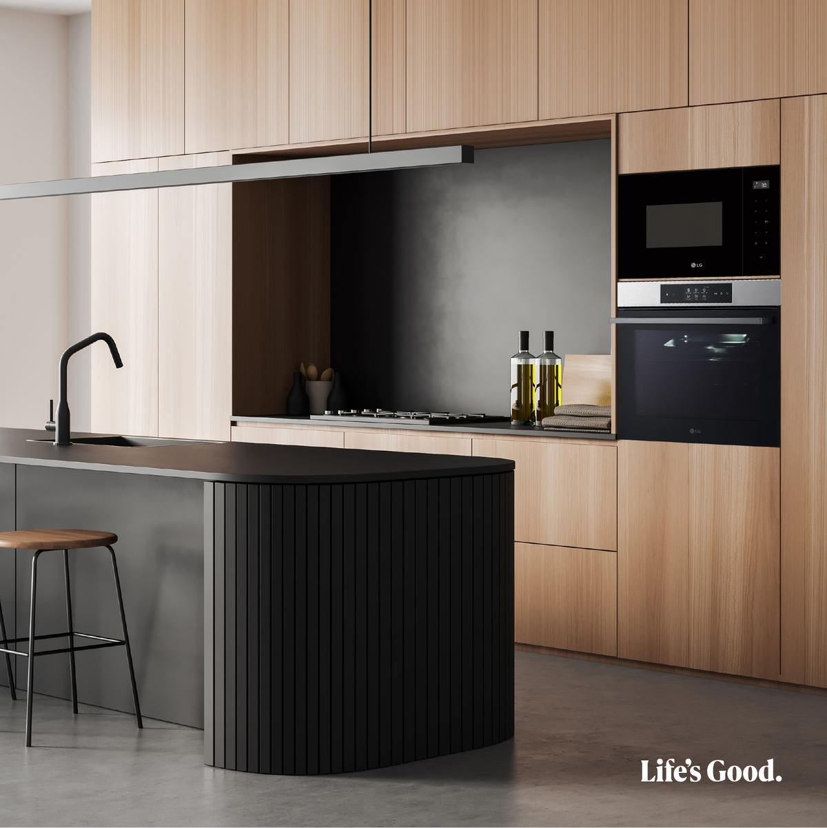 Cocina moderna con gabinetes de madera, isla negra y electrodomésticos de acero inoxidable.