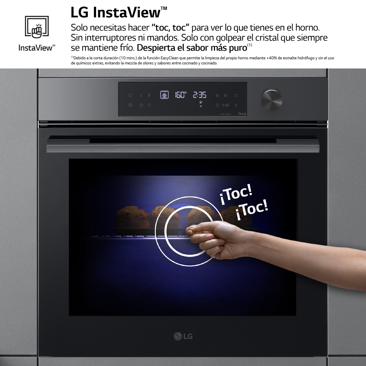 Forno LG InstaView con una mano che tocca il vetro. All'interno, si vedono dei muffin.
